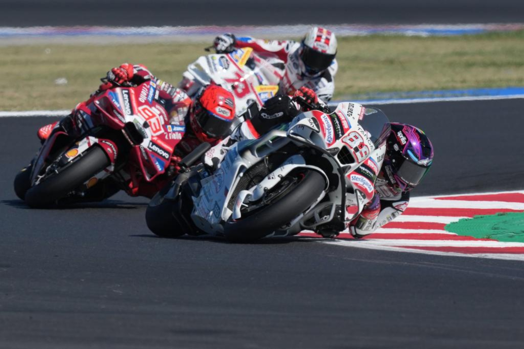 Jorge Martín lidera delante de Marc y Álex Márquez.