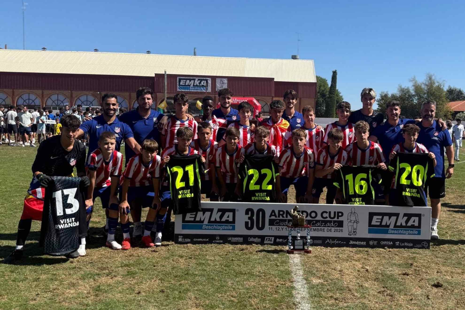 La plantilla y el cuerpo técnico del Infantil A del Atlético celebra la Arnedo Cup. TWITTER @AtletiAcademia