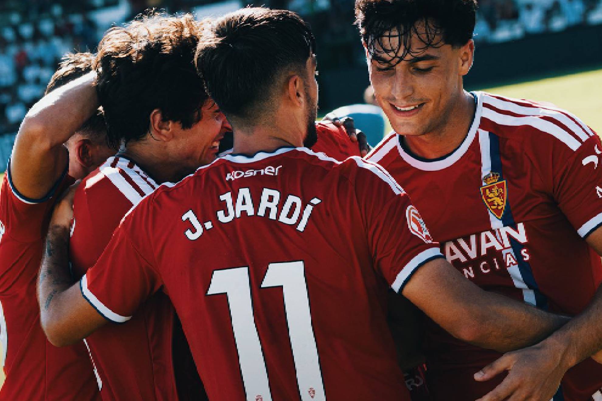Los jugadores del Zaragoza se abrazan tras un triunfo de oro en Torremolinos