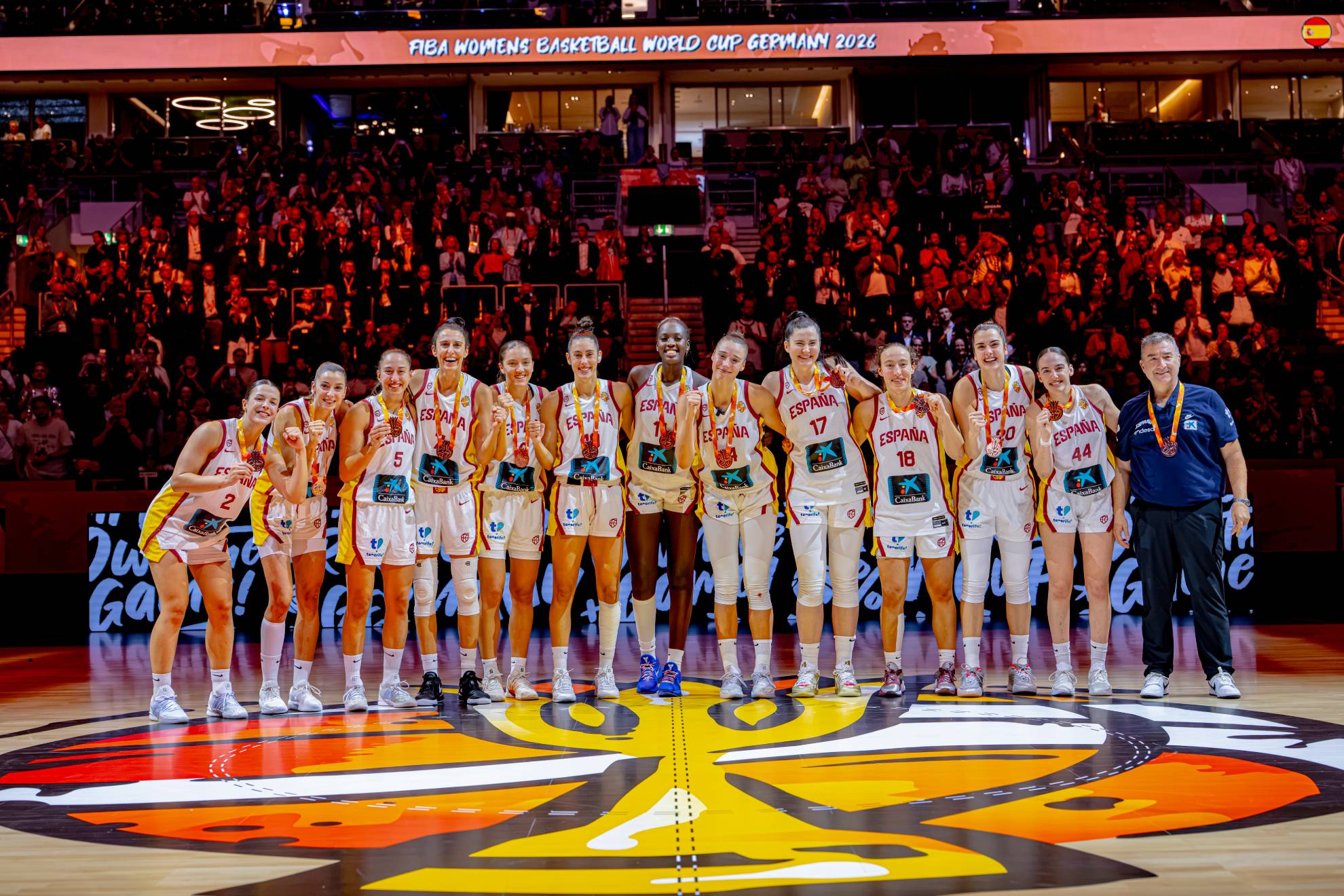 Las jugadoras de la selección femenina, con el bronce del Mundial. ALBERTO NEVADO/FEB