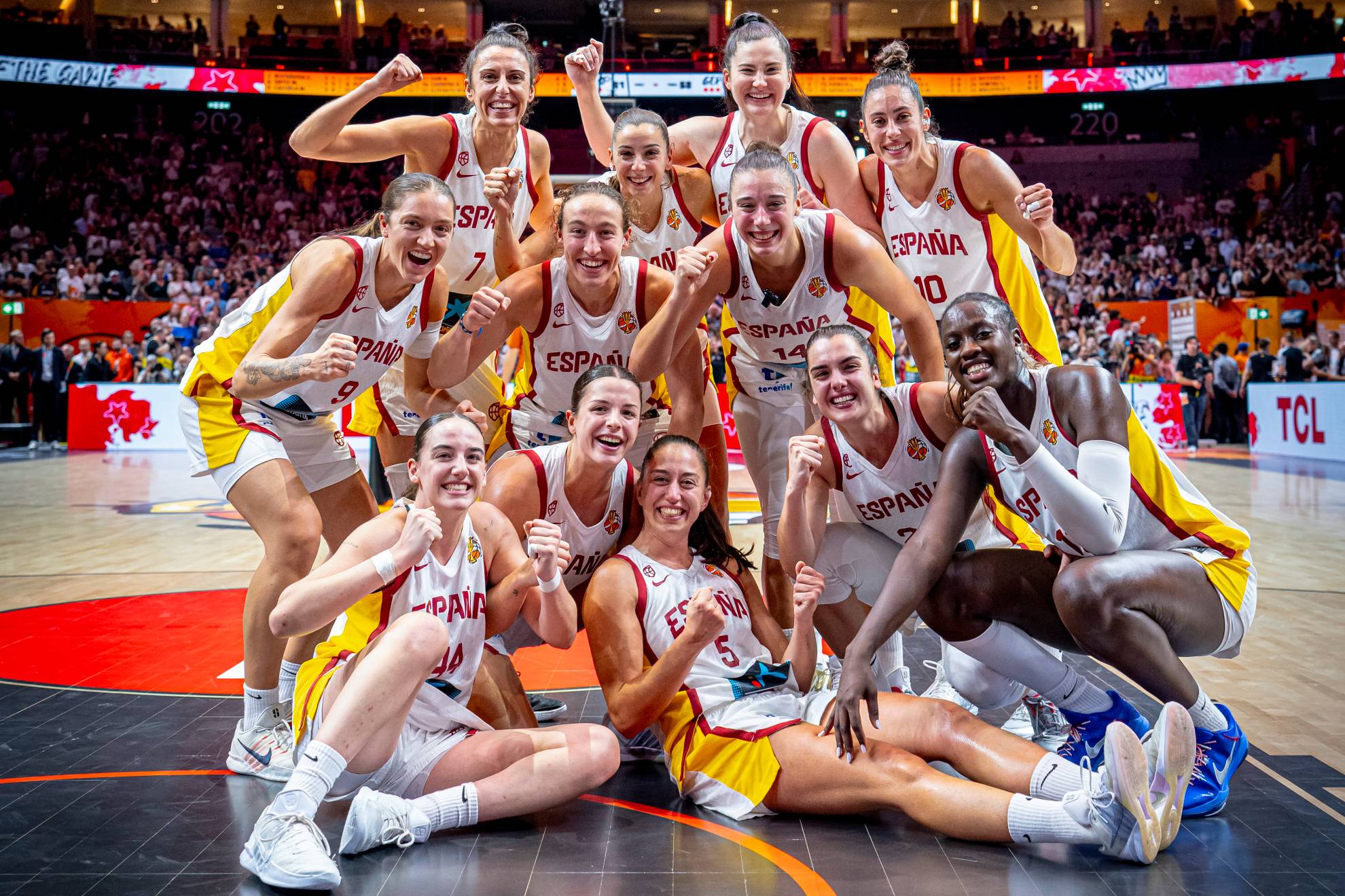 Las jugadoras de la selección femenina, tras ganar el partido por el bronce en el Mundial. ALBERTO NEVADO/FEB