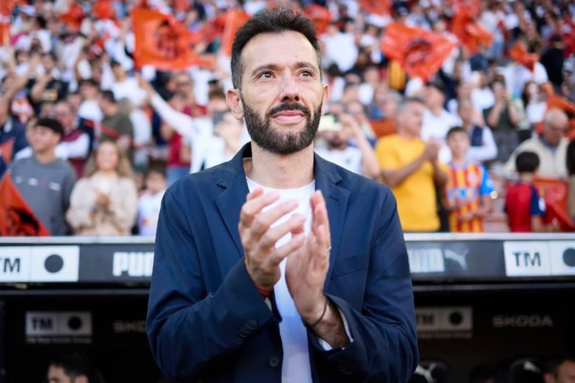 Carlos Corberán aplaude a la afición del Valencia.