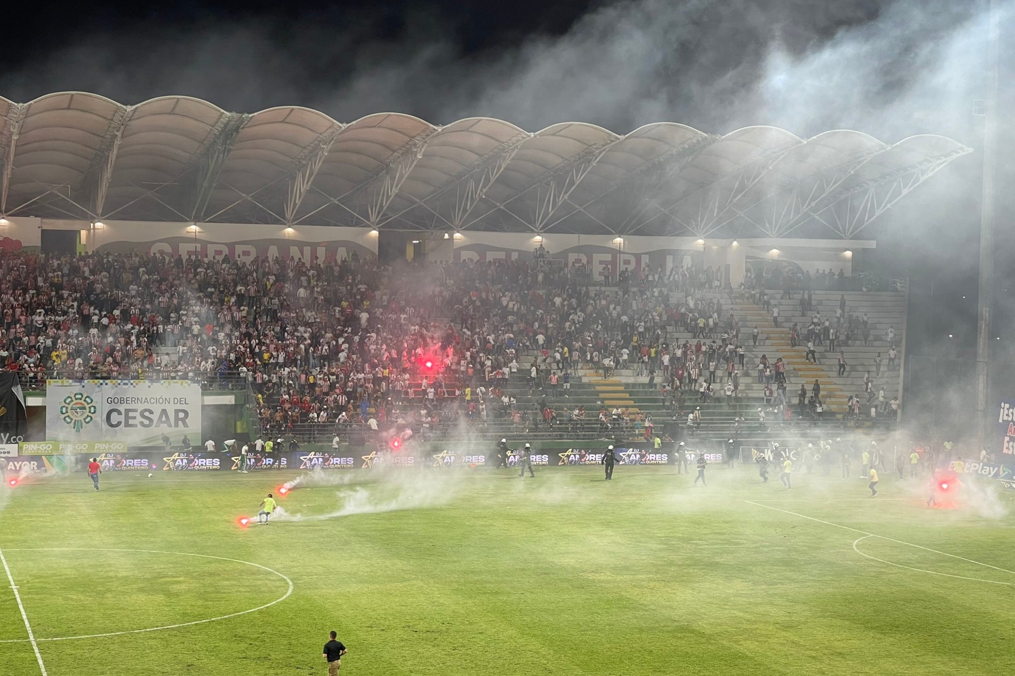 Hinchas de Junior protagonizaron desmanes y el partido debió ser suspendido. X