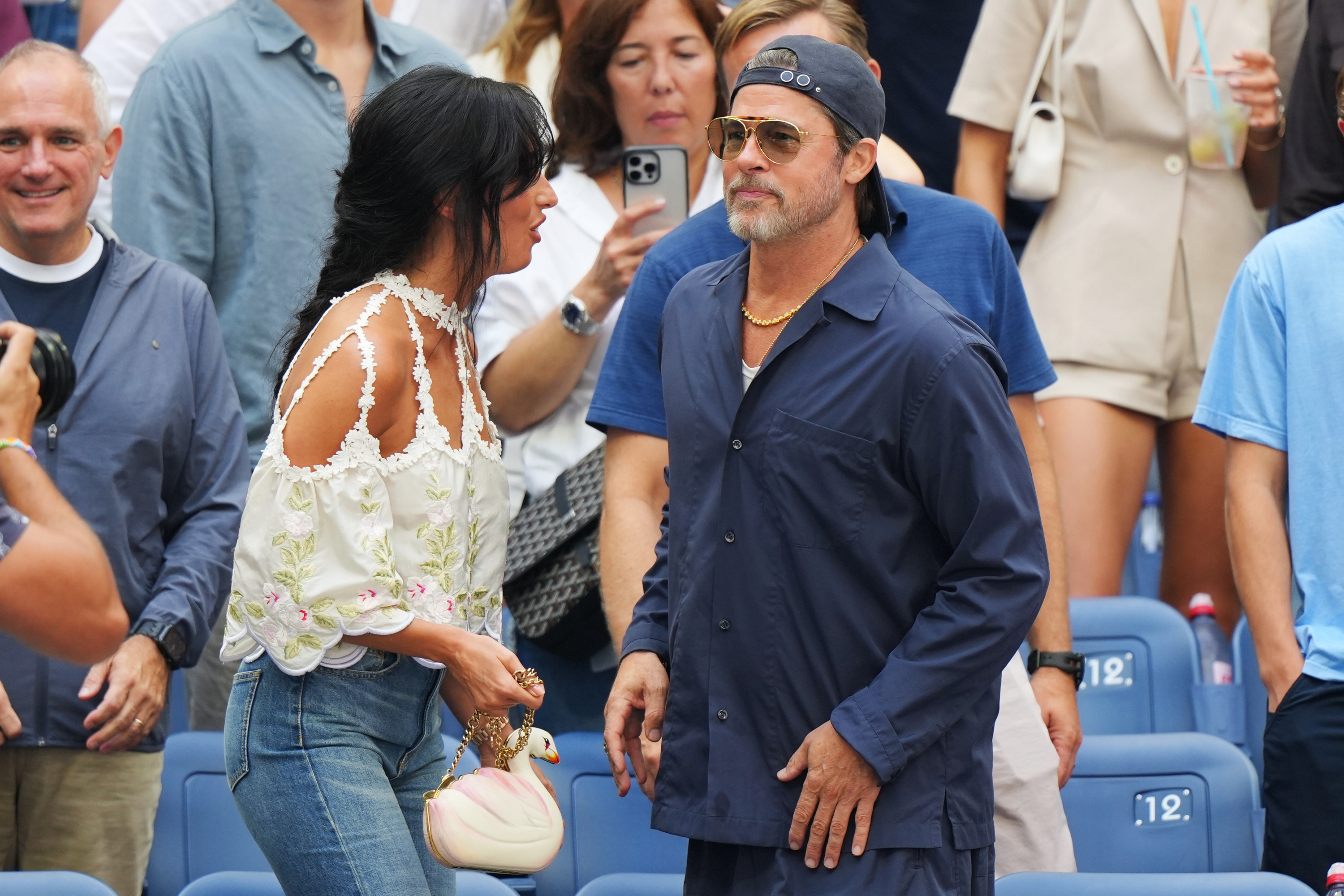 Brad Pitt e Inés de Ramón, en la grada.