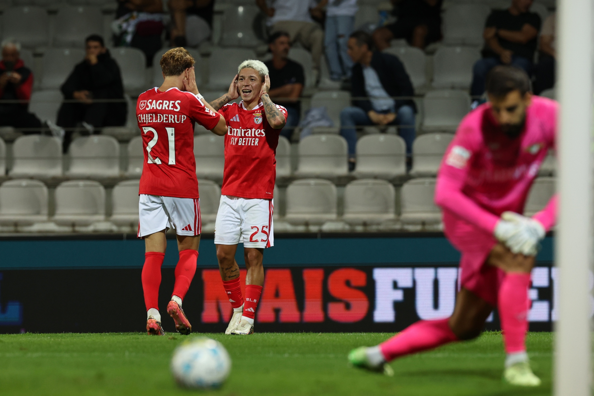 Prestianni anota para el Benfica. EFE.
