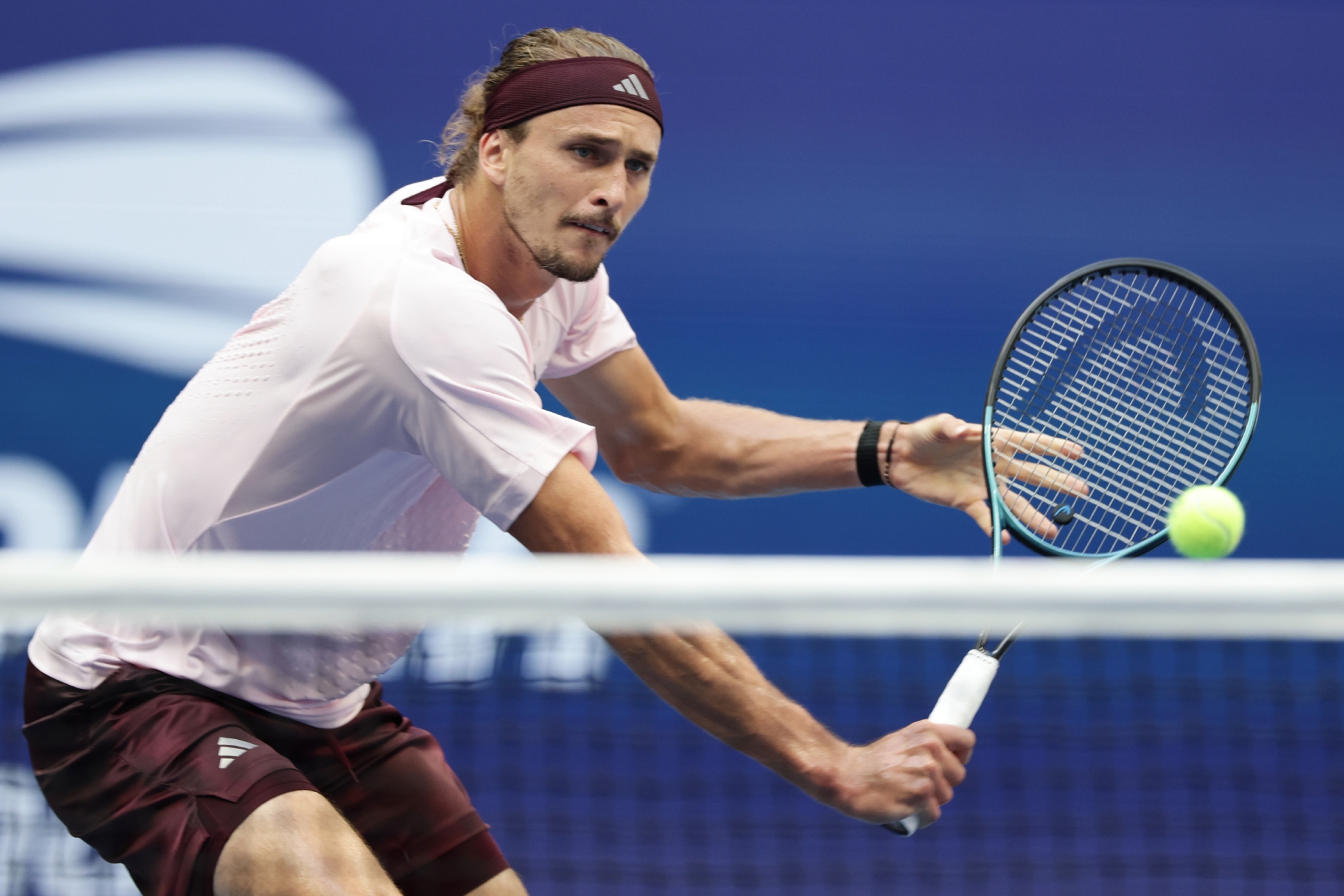 Zverev ejecuta una volea. AP