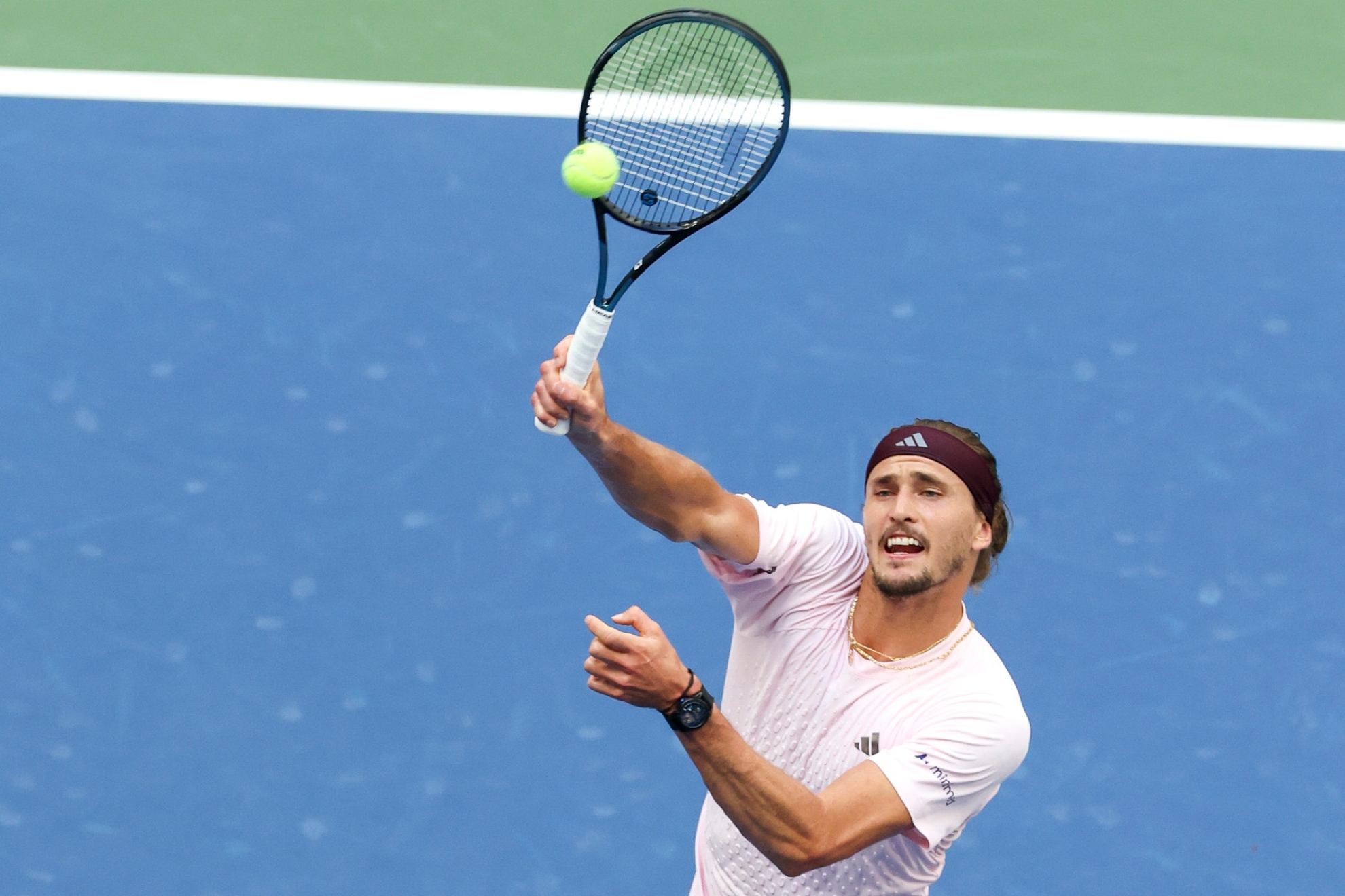 Sascha remata en la red. EFE