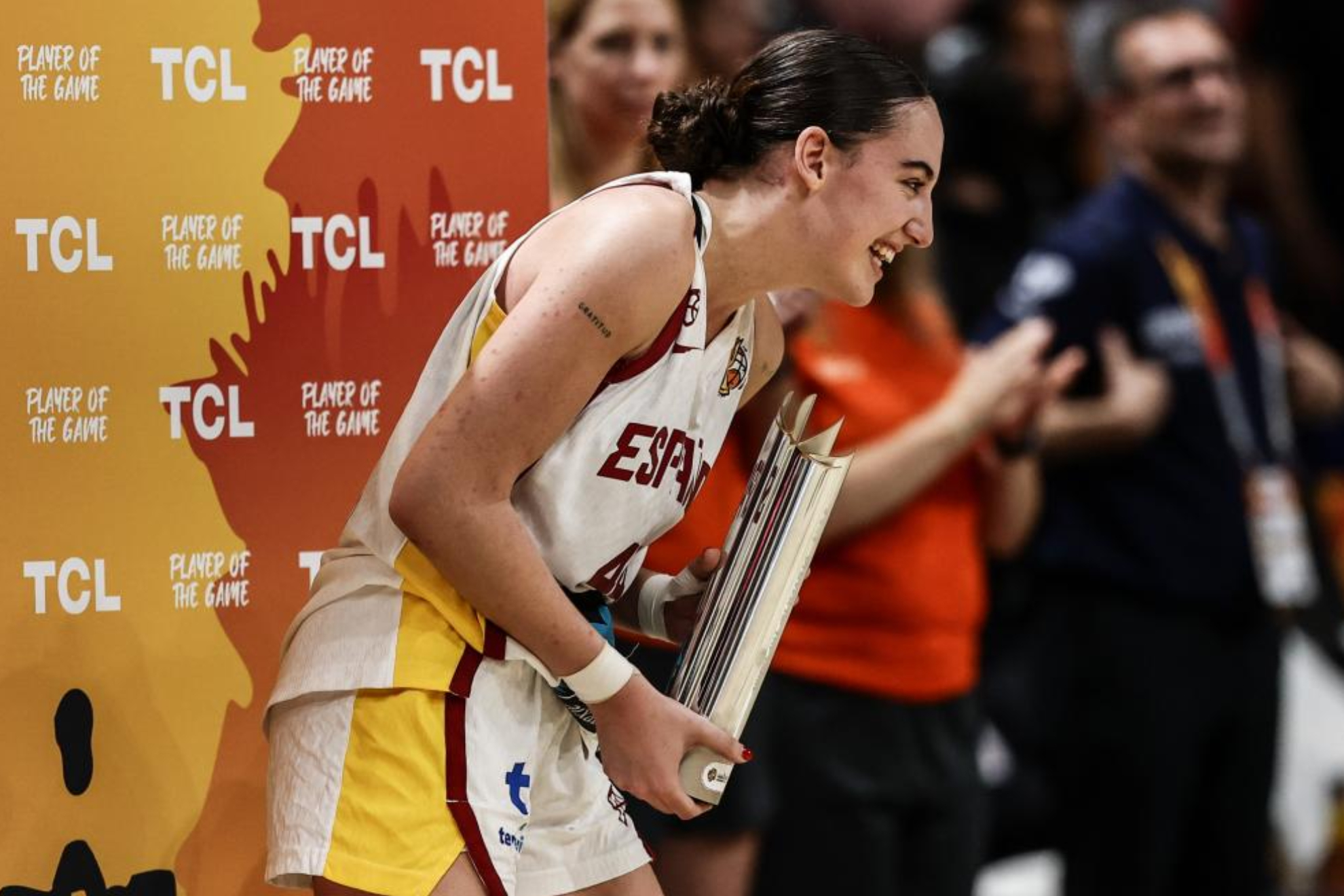 Iyana Martín con el premio MVP del partido por el bronce.