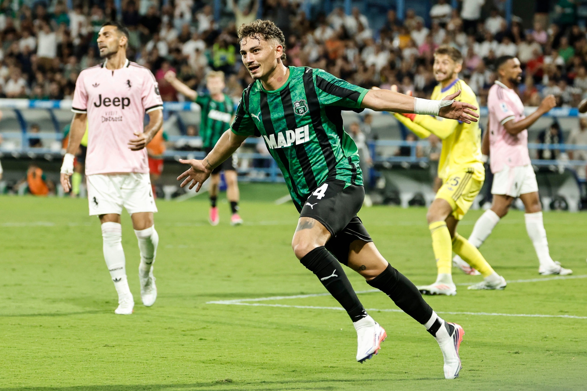 Esposito marca para el Sassuolo. EFE.