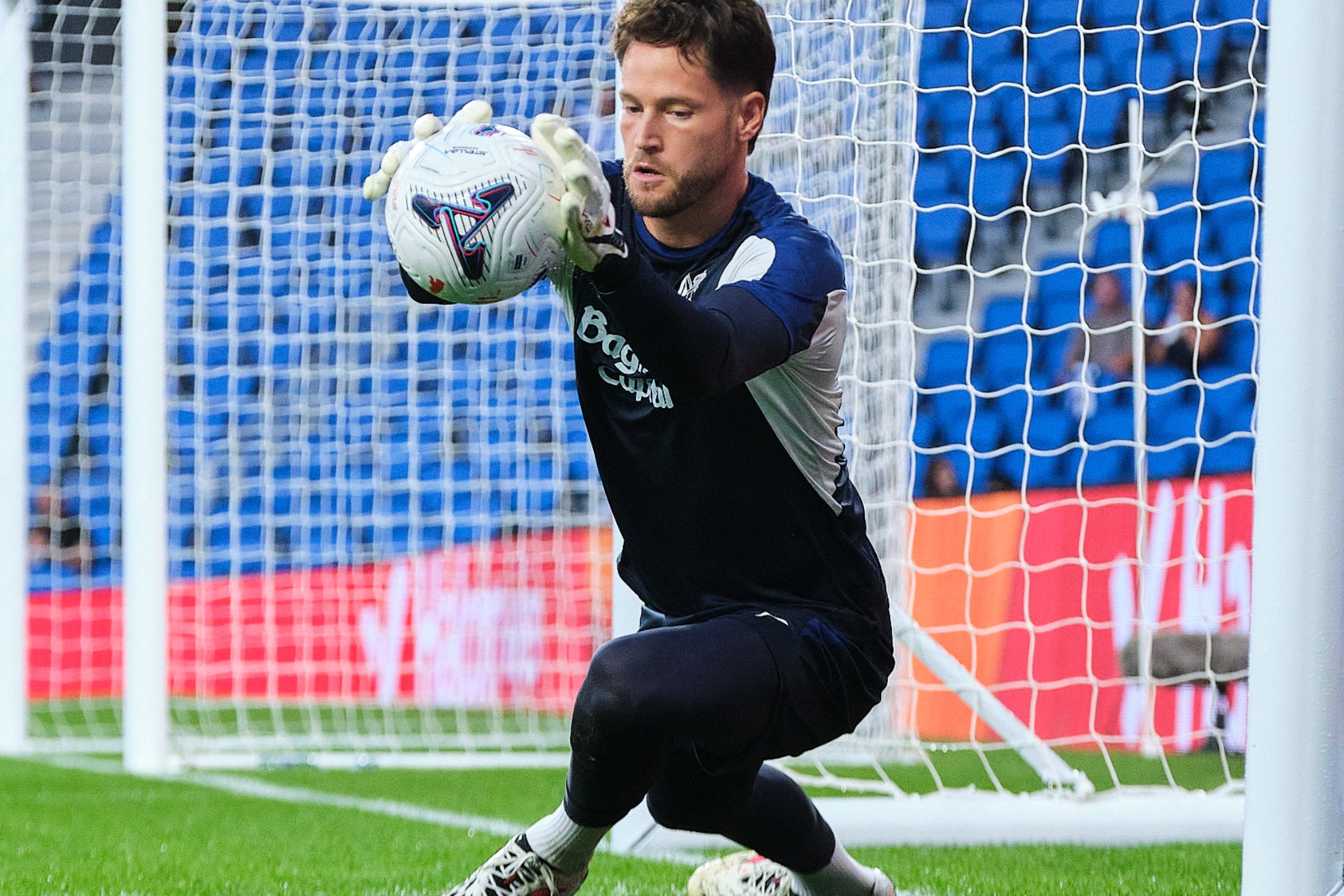 Álex Remiro, durante el calentamiento previo al partido contra el Atlético.