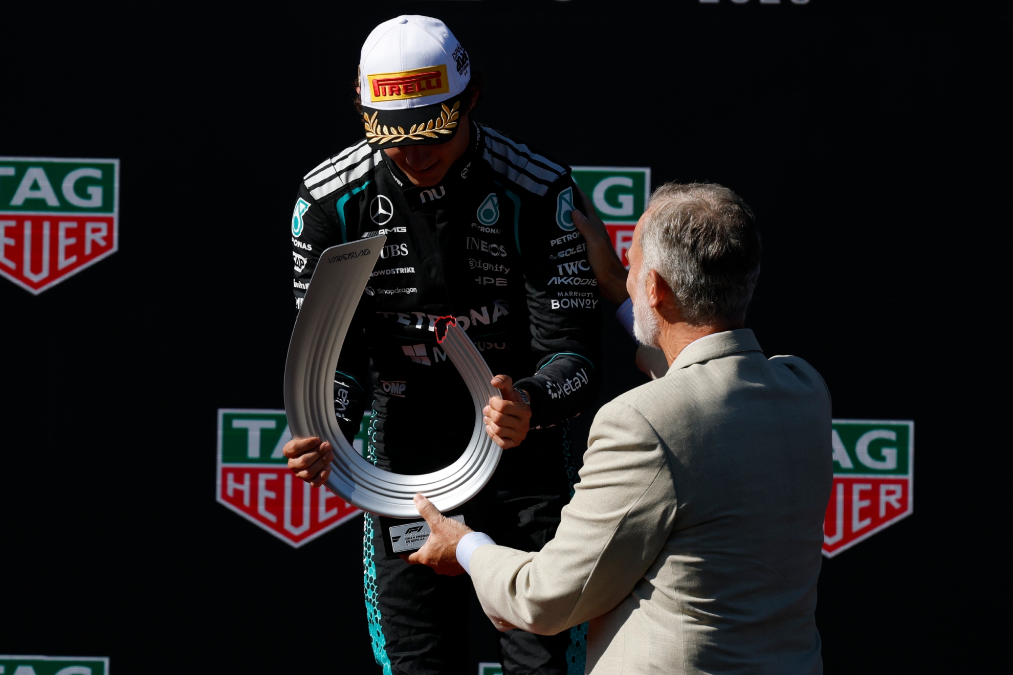 El Rey Felipe VI entrega el trofeo de ganador a Kimi Antonelli.