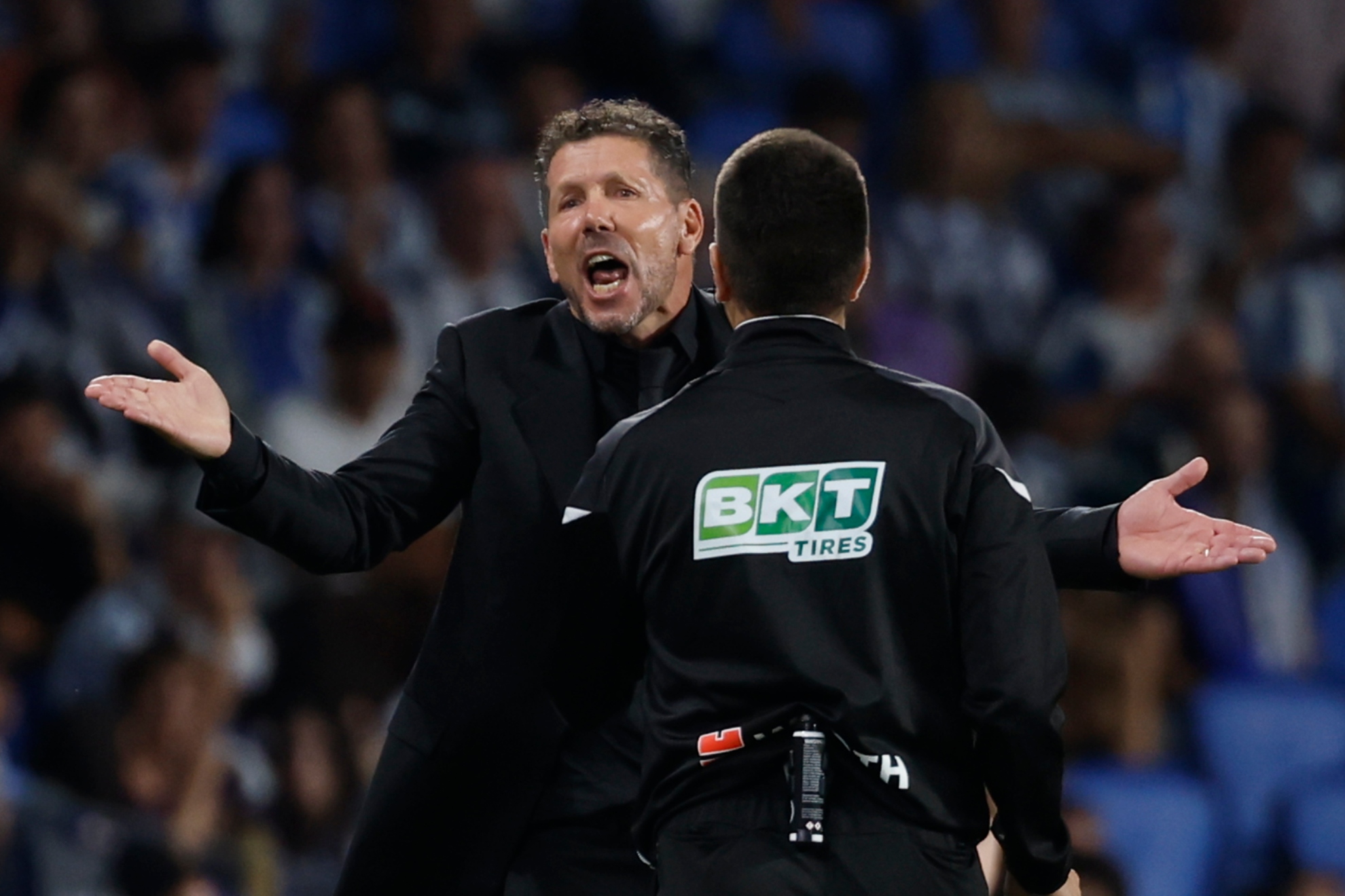 SIMEONE PROTESTA DURANTE EL PARTIDO. EFE