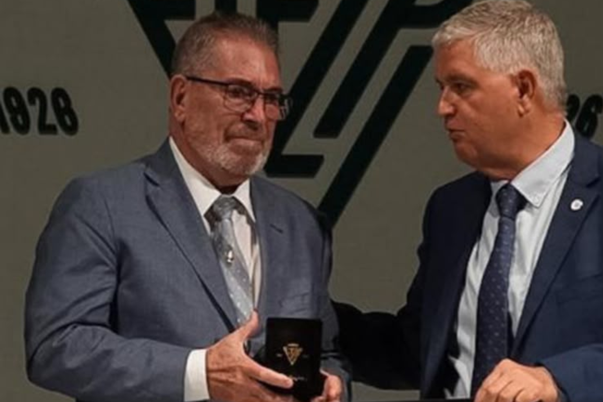 Pacuco Rosales recibe la medalla de oro de la Federación de Las Palmas.