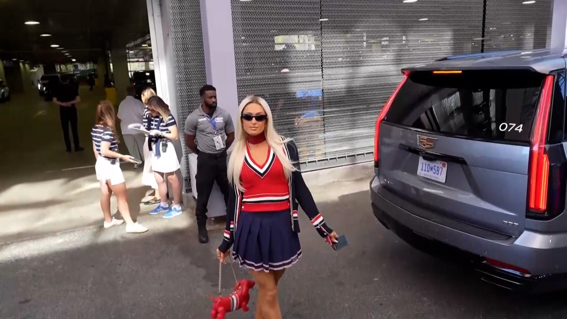 Personalidades como Paris Hilton, Camila Cabello, Andrew Garfield, Kenia Os, Maria Sharapova, entre otros, desfilaron este sábado por la alfombra azul de la final femenina del Abierto de Estados Unidos de tenis en Nueva York. 