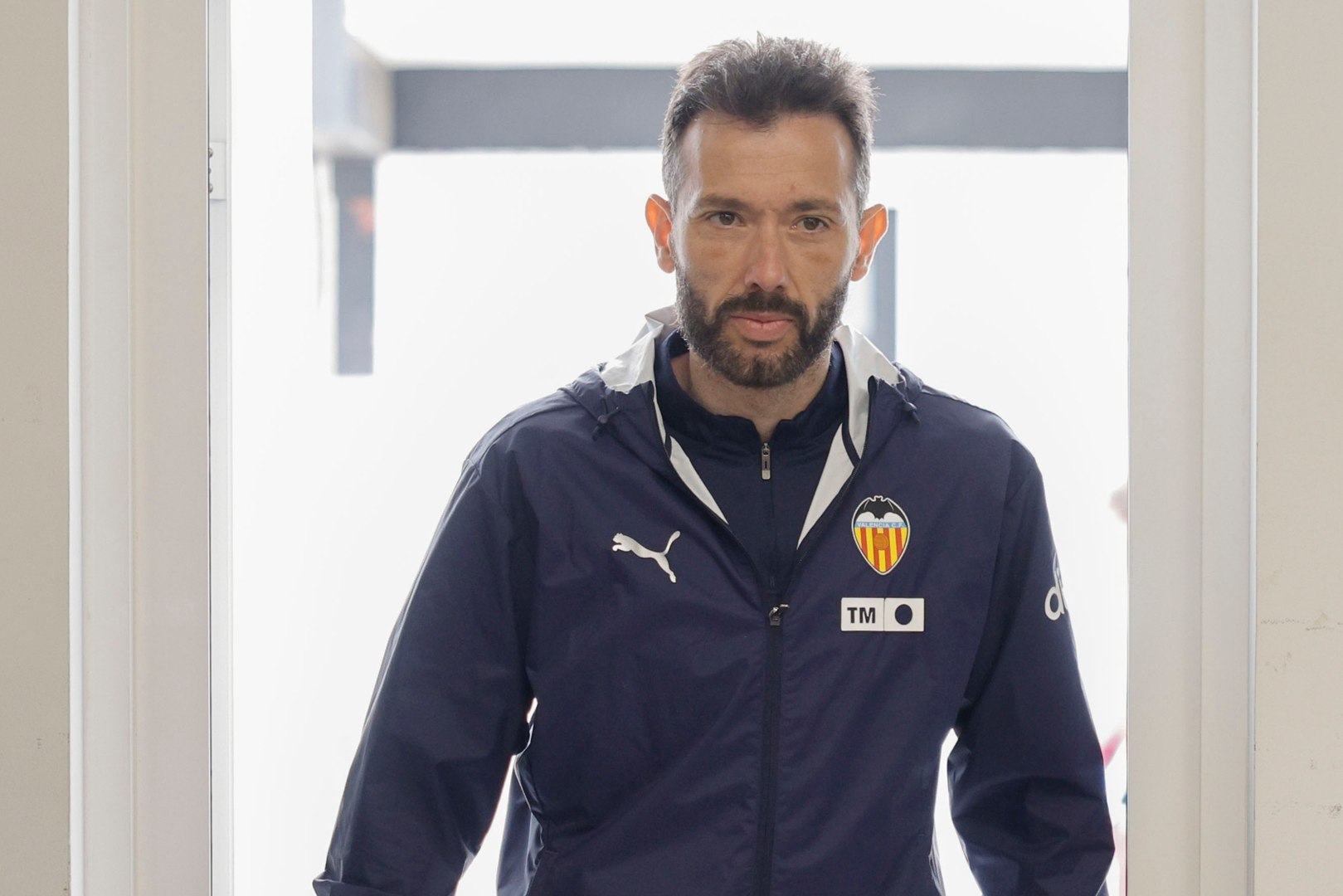 Carlos Corberán aplaude a la afición del Valencia.