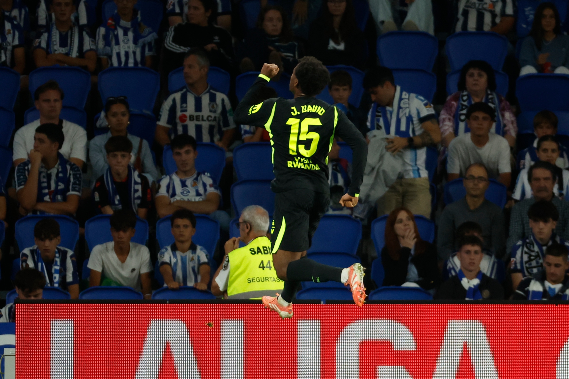 JONATHAN DAVID CELEBRA SU GOL.