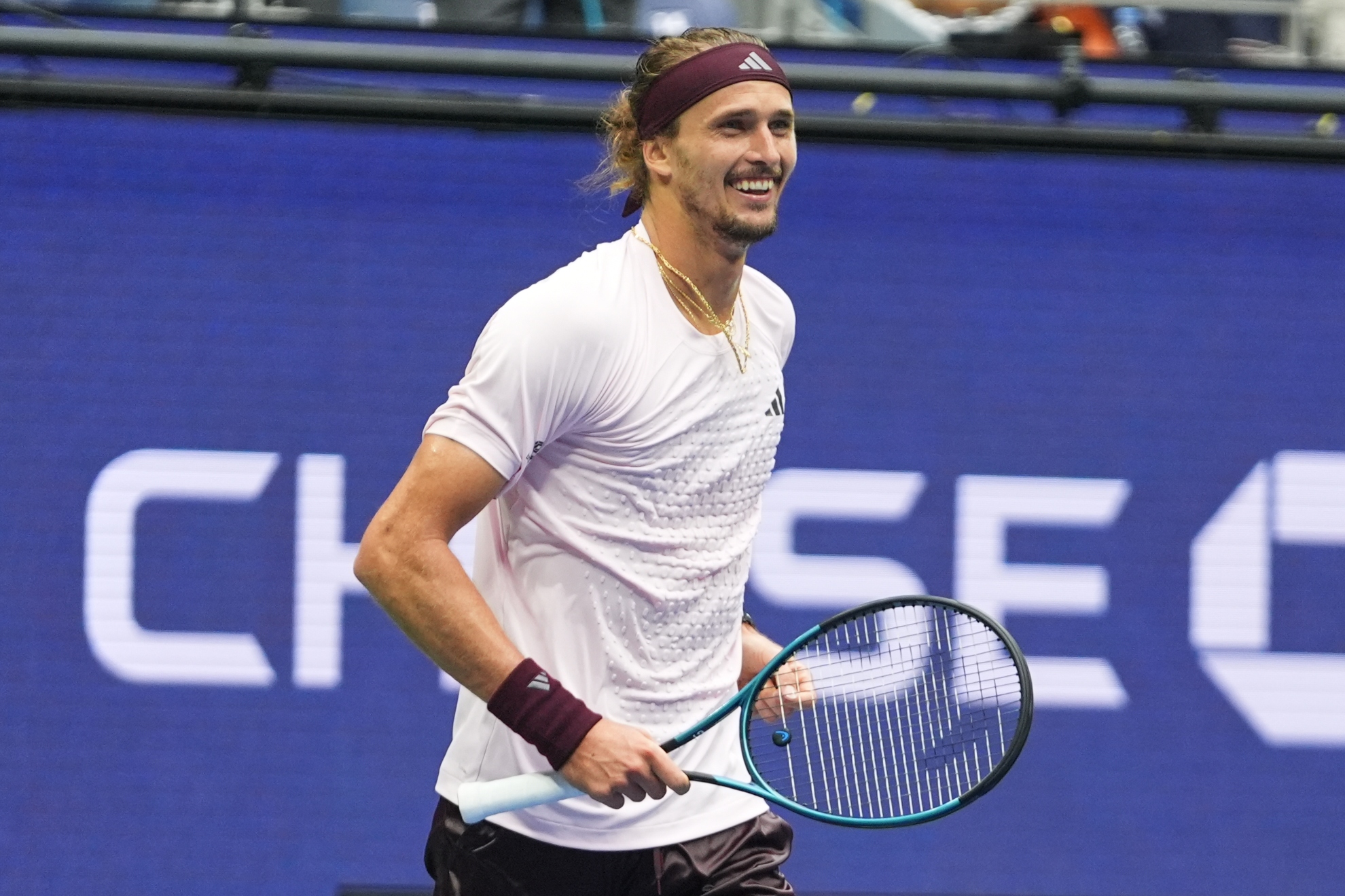 Zverev sonríe en el momento de sabese campeón.