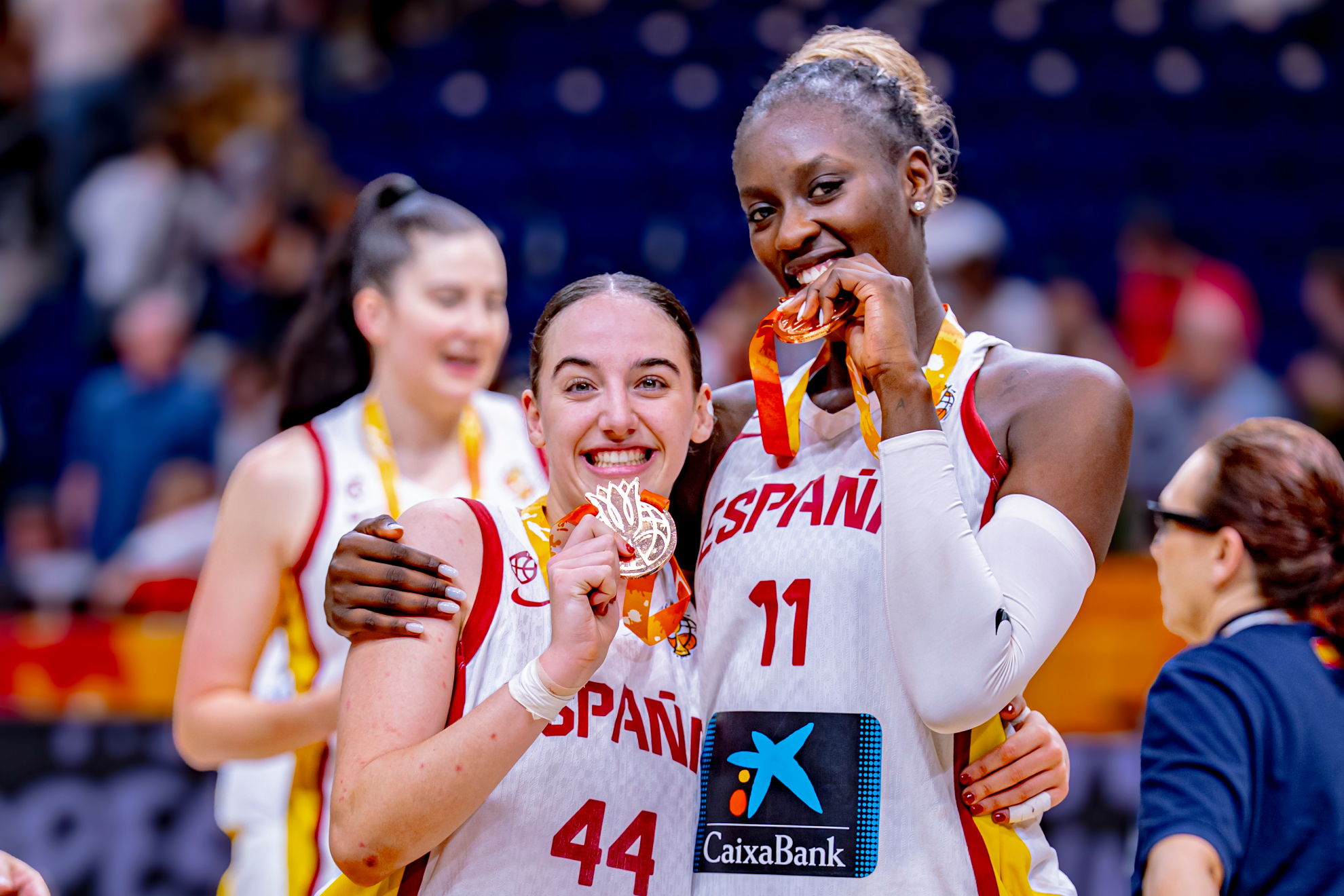 Iyana Martín y Awa Fam con la medalla de bronce del Mundial.