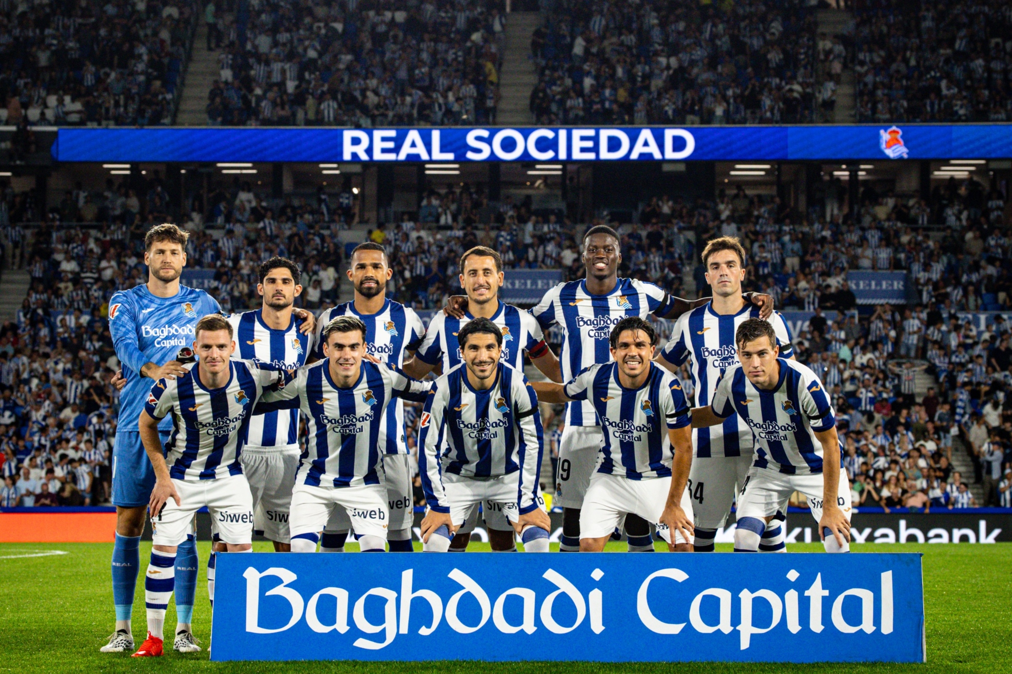 Mamadou Sarr y Luken Beitia posaron juntos en el once, en la final de arriba a la derecha.