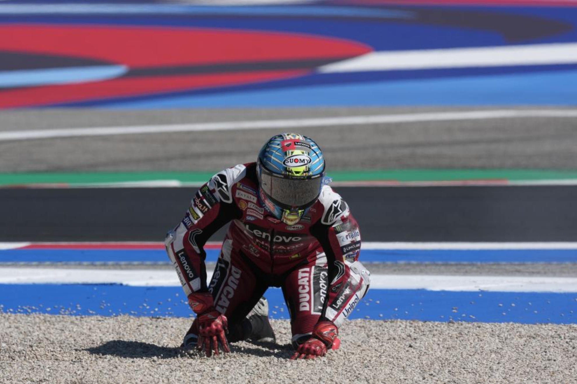 Pecco Bagnaia, en el suelo en Misano.