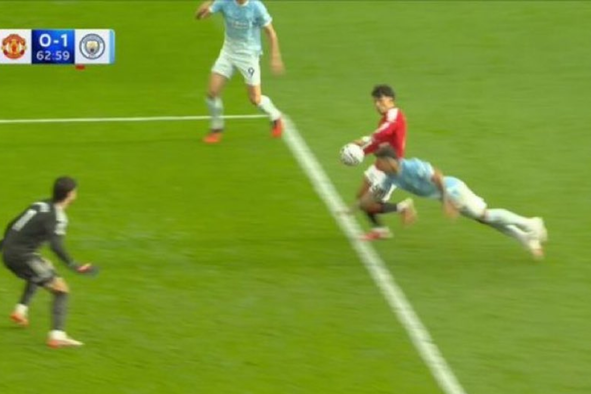 El momento en el que Enzo intenta rematar a gol... antes del tanto de Haaland.