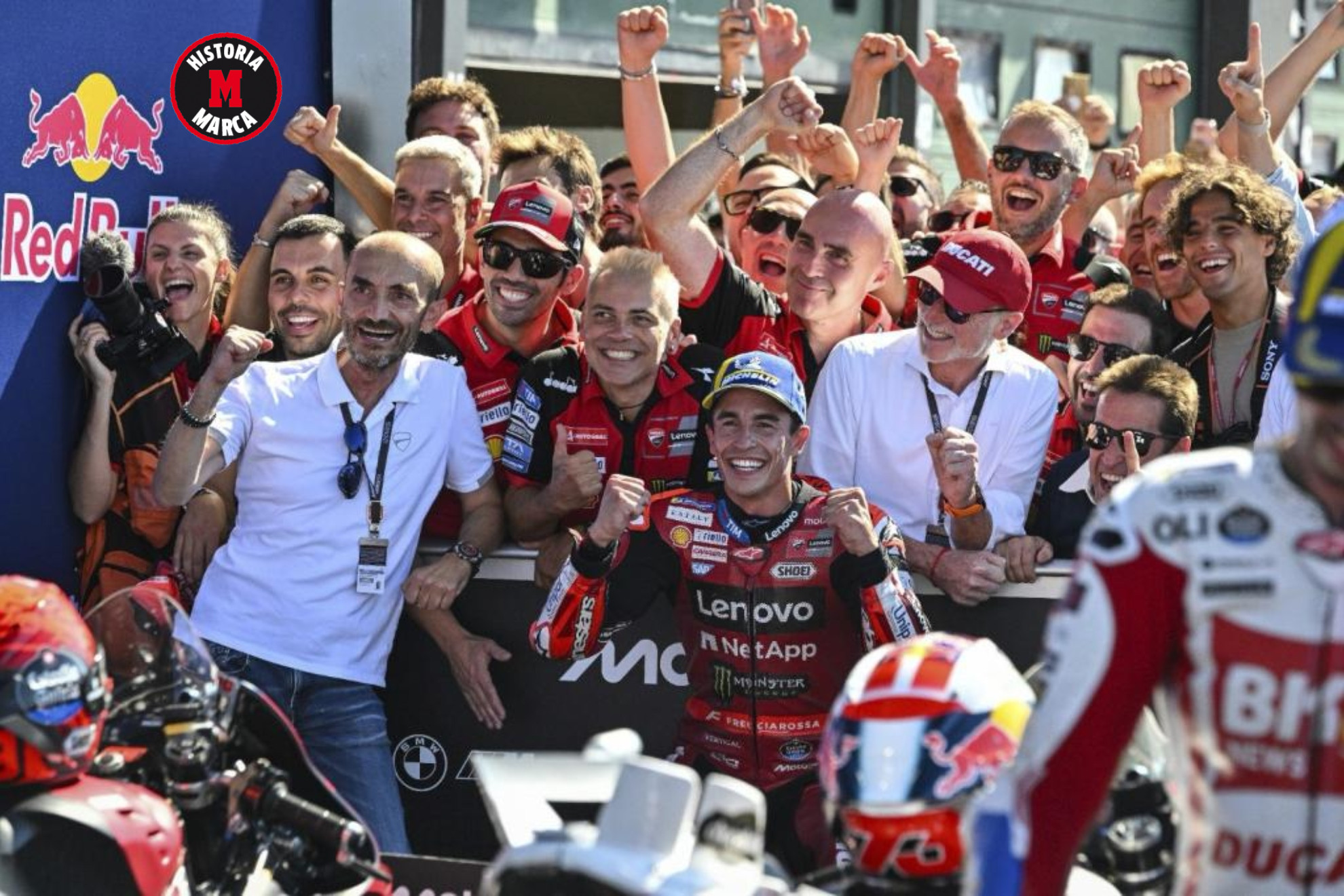 Claudio Domenicali, de blanco sin gorra, cerca de Marc Márquez. MICHELIN