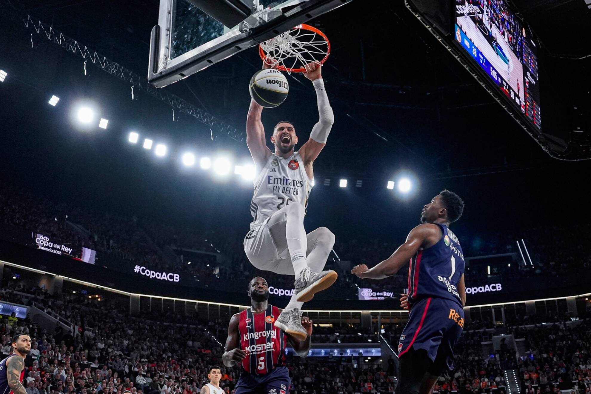 Alex Len hace un mate en la final de Copa del Rey ante el Kosner Baskonia.