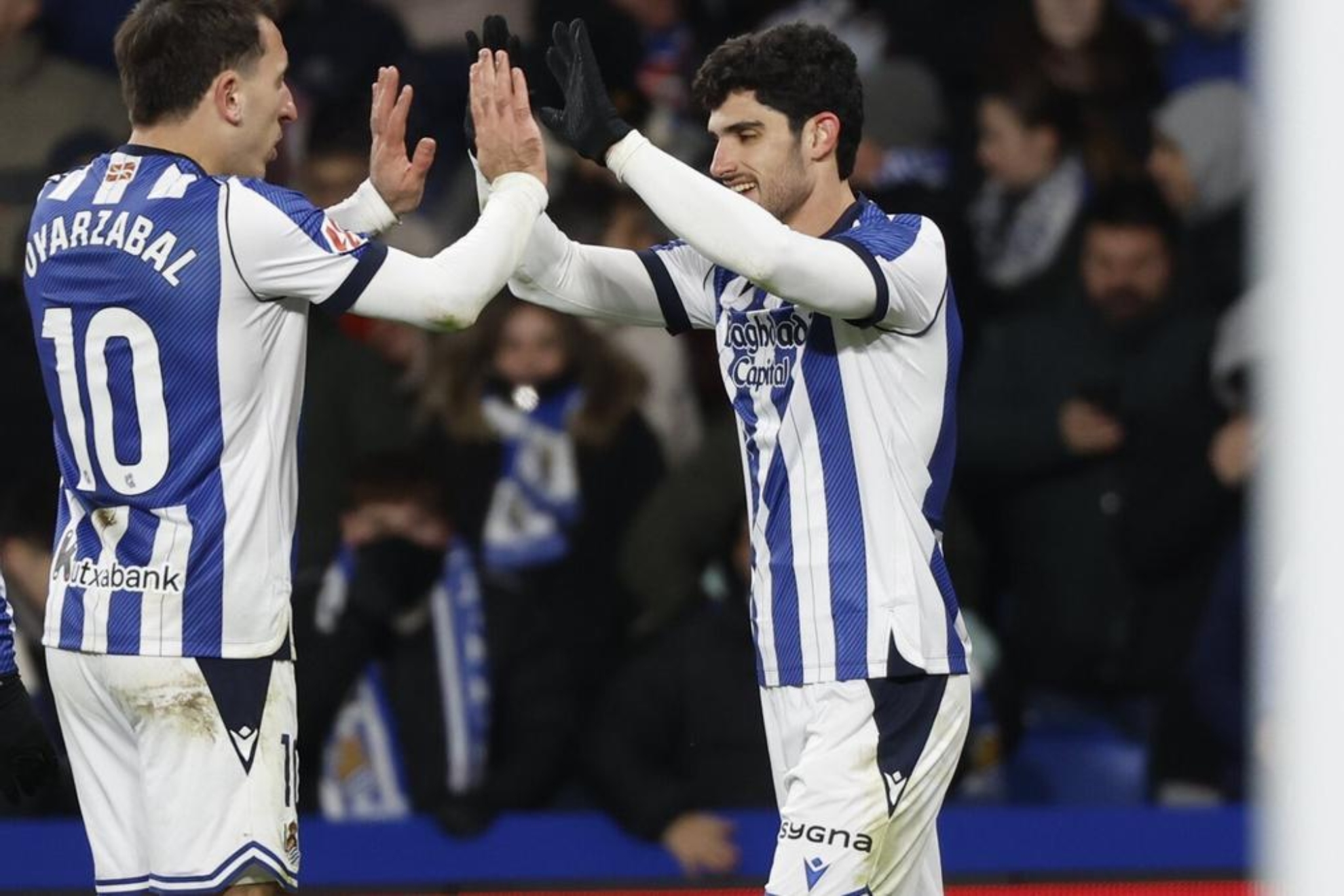 Mikel Oyarzabal y Gonçalo Guedes celebran un gol la pasada temporada.