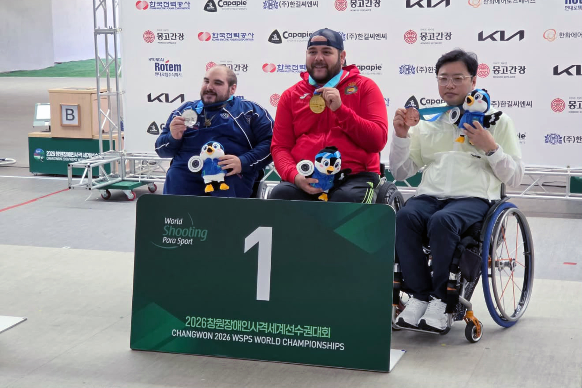 Carlos Linares en el centro del podio con su medalla de oro. @Paralimpicos