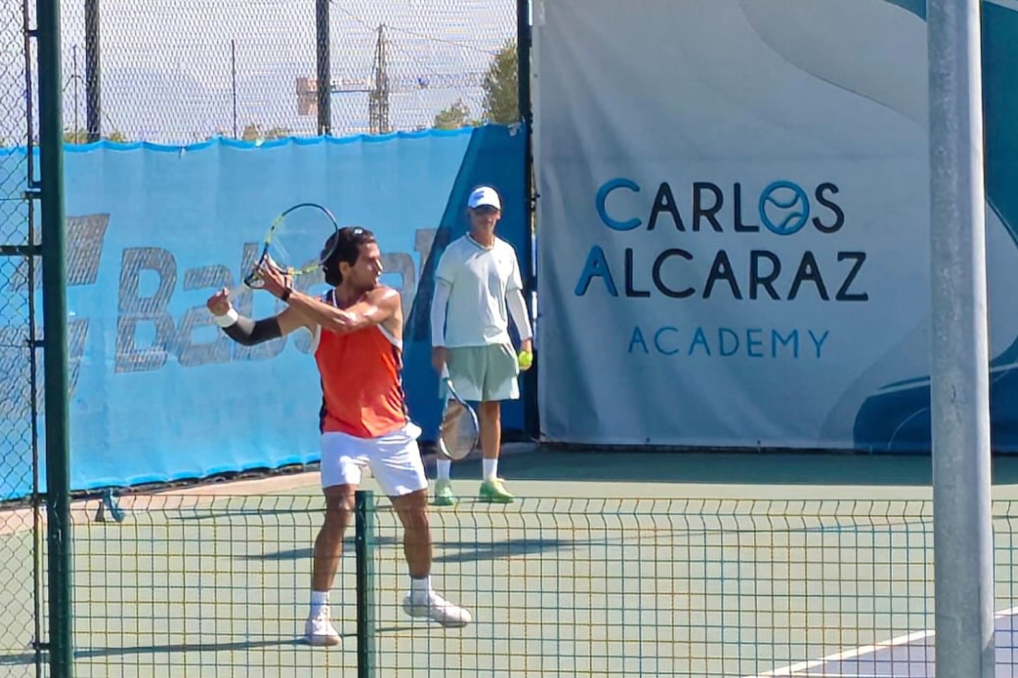 Alcaraz pega de derecha.