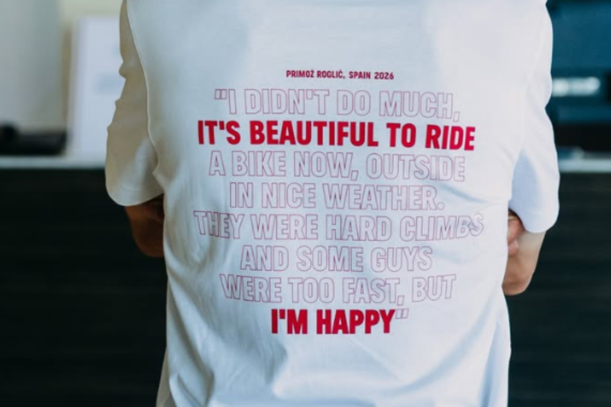 Primoz Roglic, en Granada con su camiseta viral.
