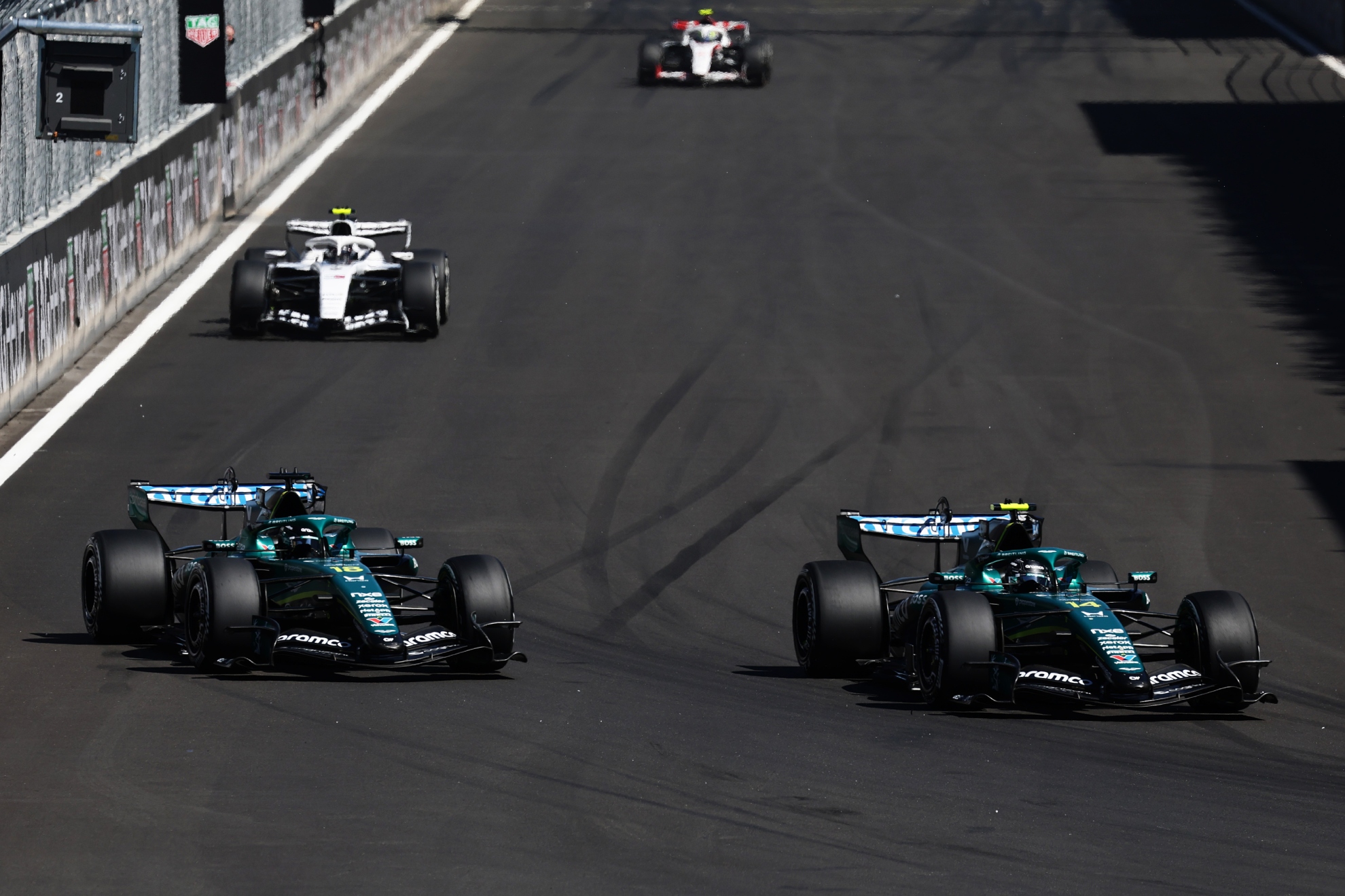 Alonso y Stroll se pelean a cola de grupo en Madring.