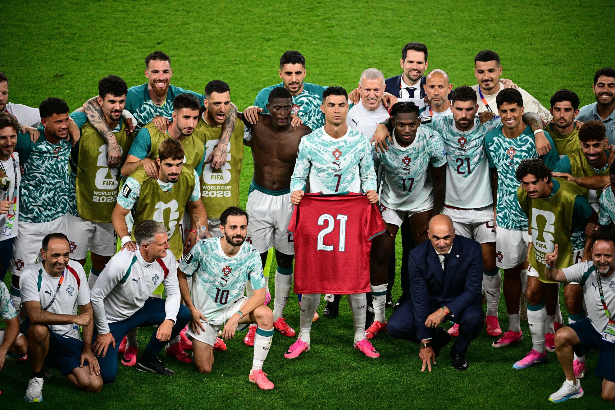 Cristiano Ronaldo y la plantilla de Portugal posan con una camiseta de Diogo Jota