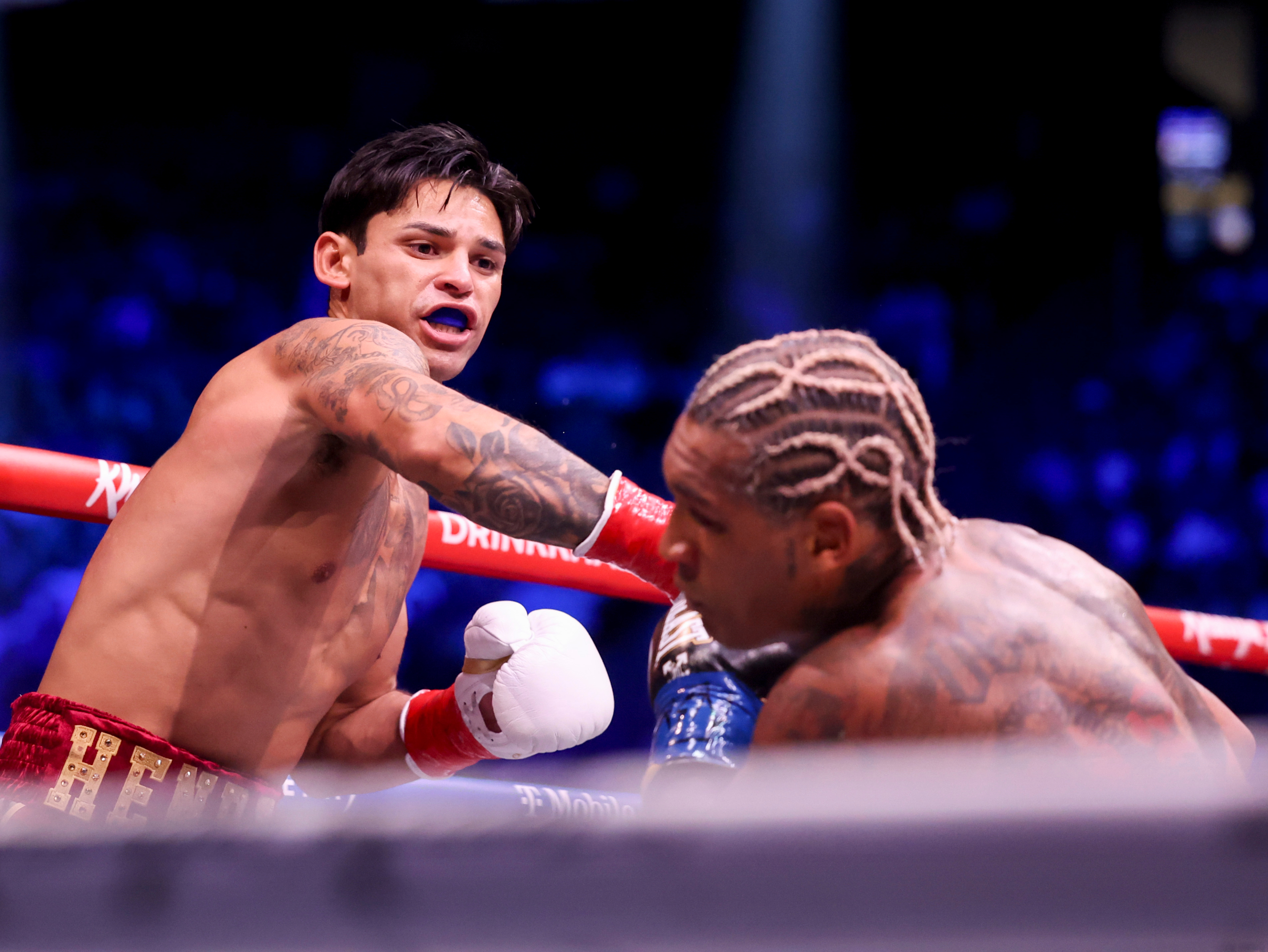 Ryan Garcia golpea a Conor Benn.