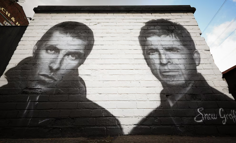 Imagen de un mural de Liam y Noel Gallagher de la banda británica Oasis en Mánchester, Reino Unido EFE
