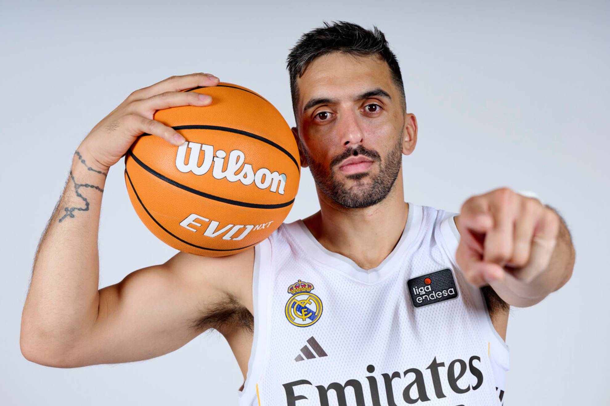 Facundo Campazzo, base del Real Madrid, posa en el Media Day de la Liga Endesa. ACB PHOTO