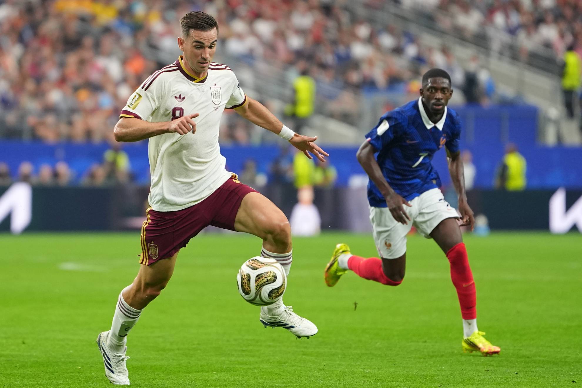 Fabián Ruiz conduce un balón ante Dembélé en las semifinales del pasado Mundial.
