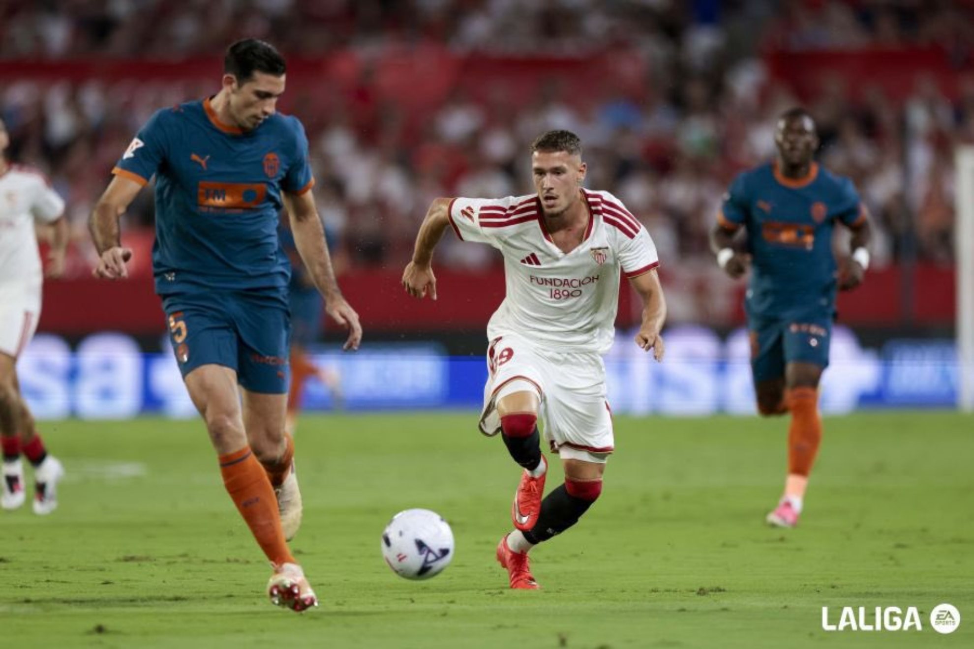 Tárrega corre durante el partido ante el Sevilla. LALIGA