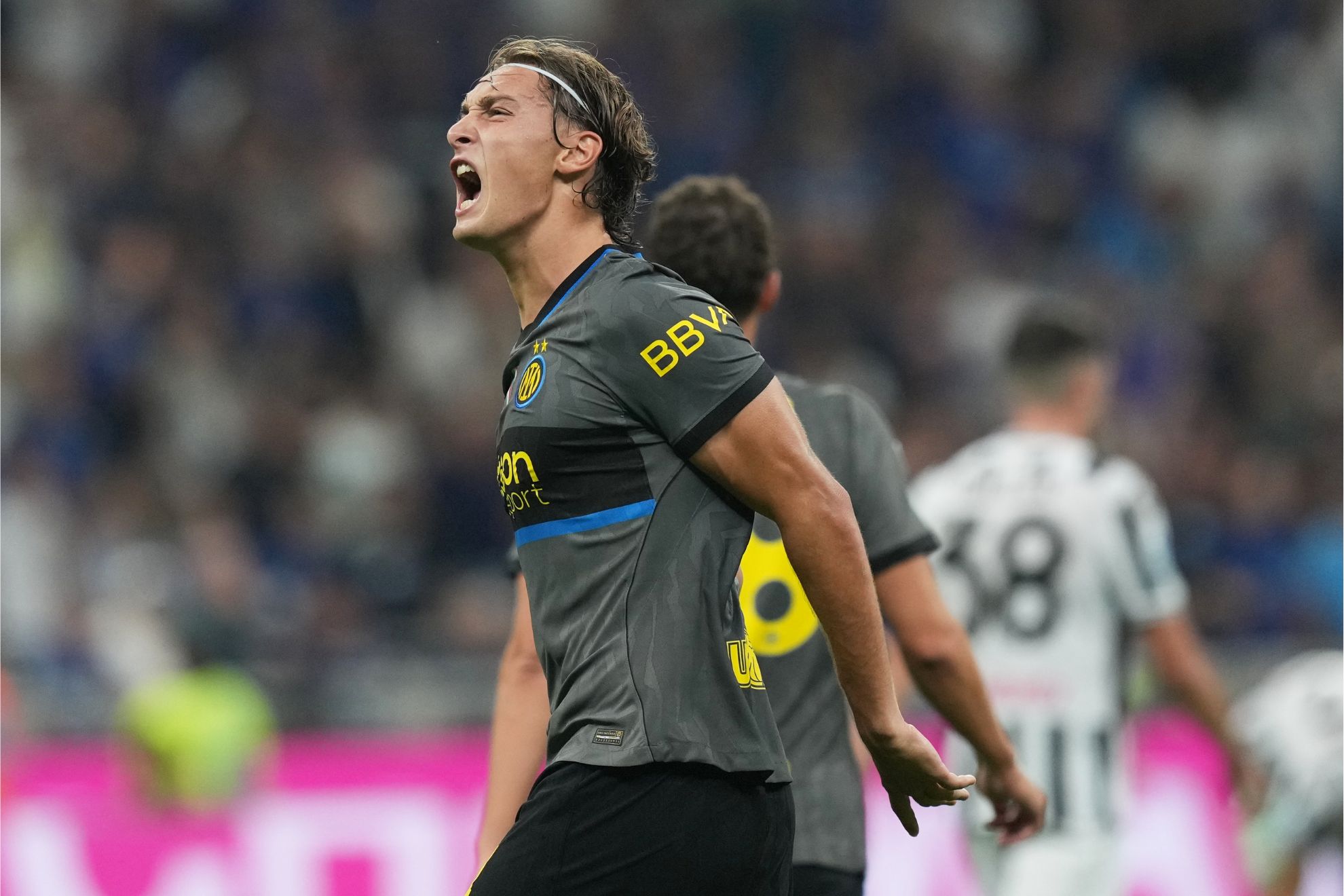 Pio Esposito festeja su gol ante Udinese