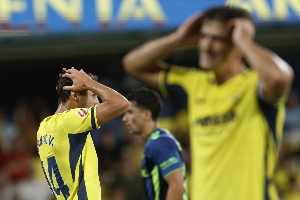 El centrocampista del Villarreal Santiago Comesaña (i) se lamenta durante el partido ante el Betis. EFE