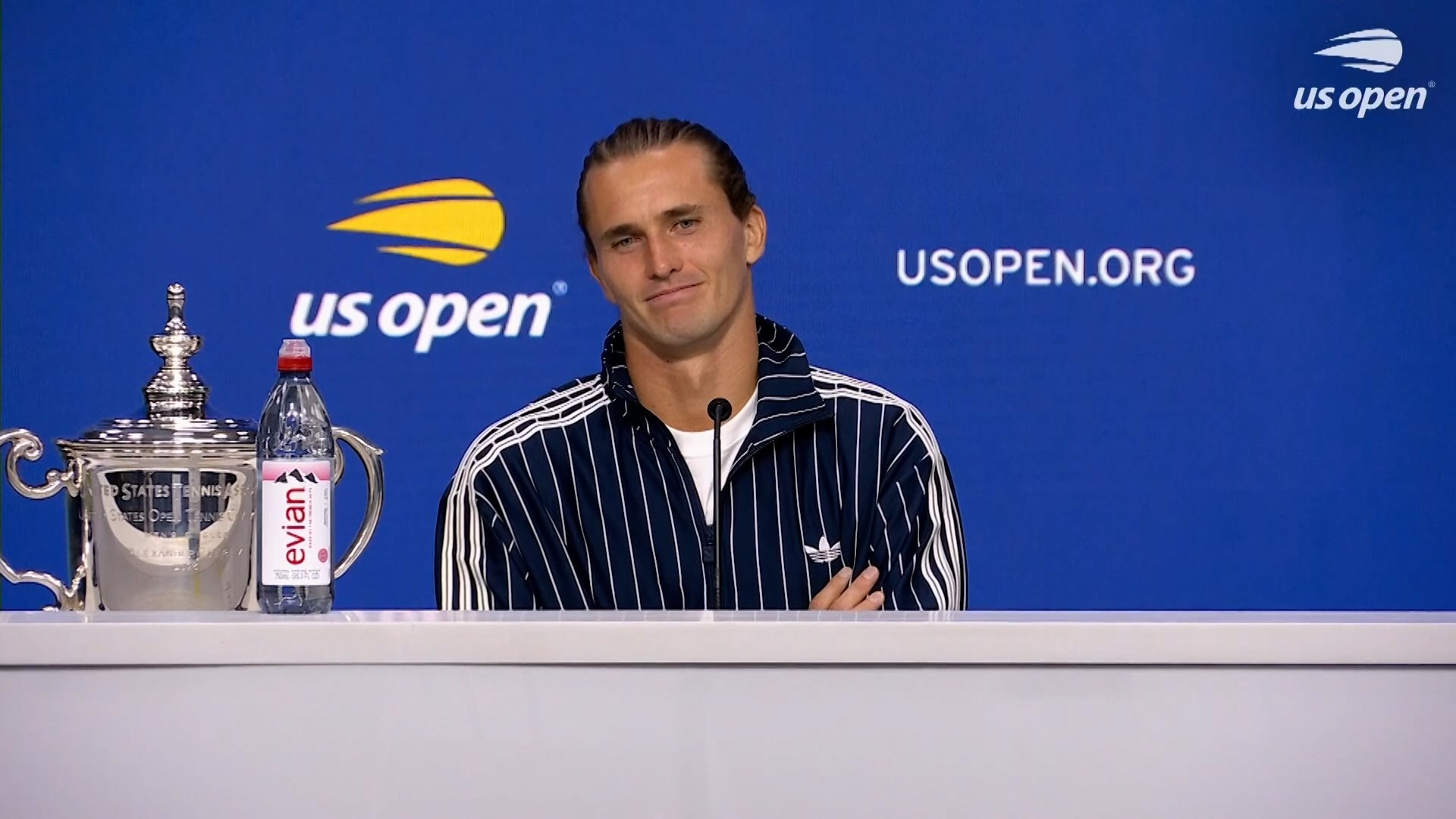 Zverev en rueda de prensa donde habla de que Sinner, estando sano, es el mejor del mundo.