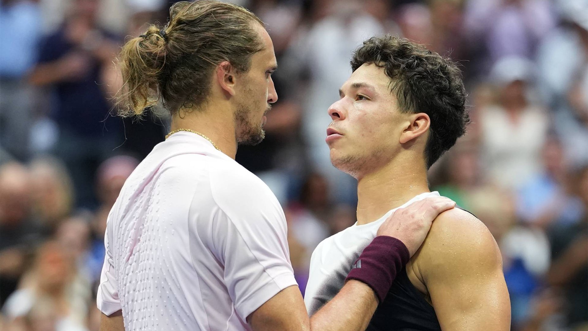 El alemán Alexander Zverev se impuso al estadounidense Ben Shelton por 6-3, 7-6(2), 5-7 y 6-2 para ganar el US Open sobreponiéndose a los constantes abucheos del público de Flushing Meadows por su lentitud al servicio.