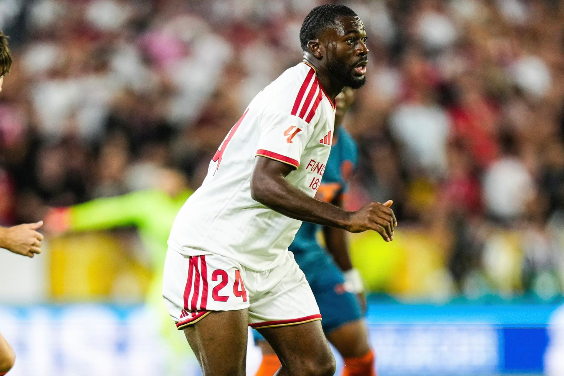Fofana conduce el balón en el partido frente al Valencia. SEVILLA FC
