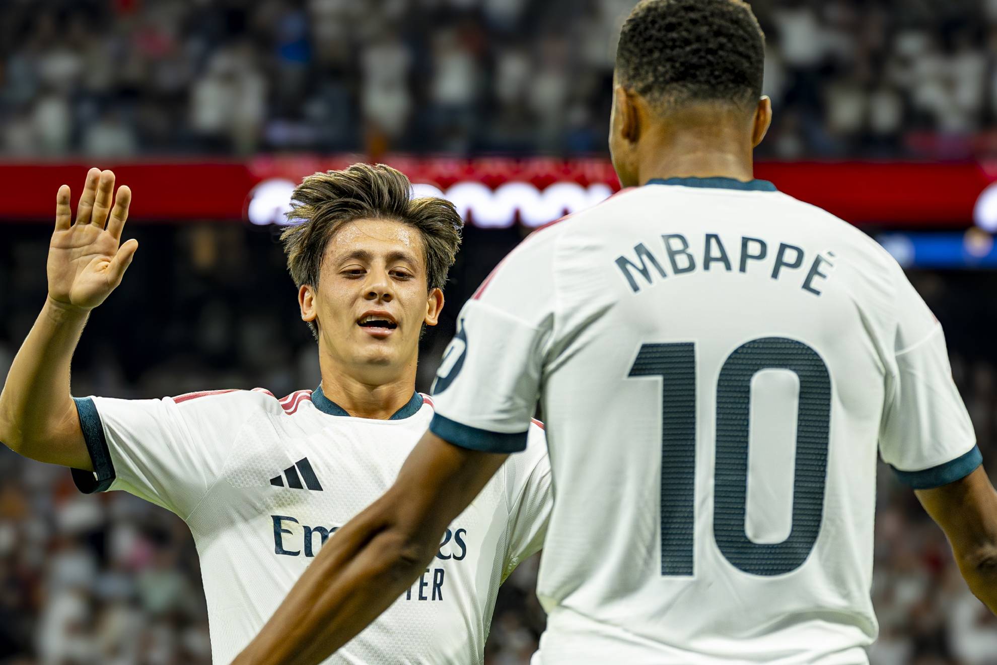 Telefónica acuerda con DAZN ofrecer su paquete de LaLiga: cinco temporadas por 330 millones cada una Pablo Moreno
