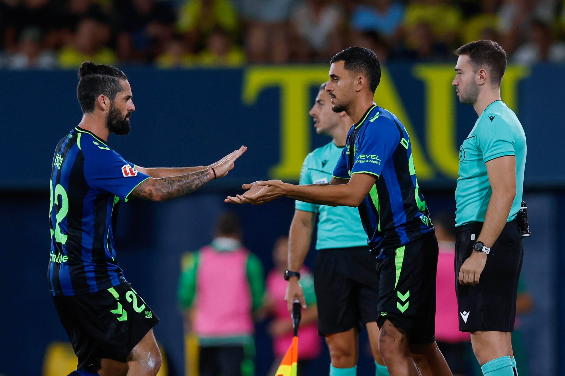 Ceballos, entrando al césped en lugar de Isco LALIGA