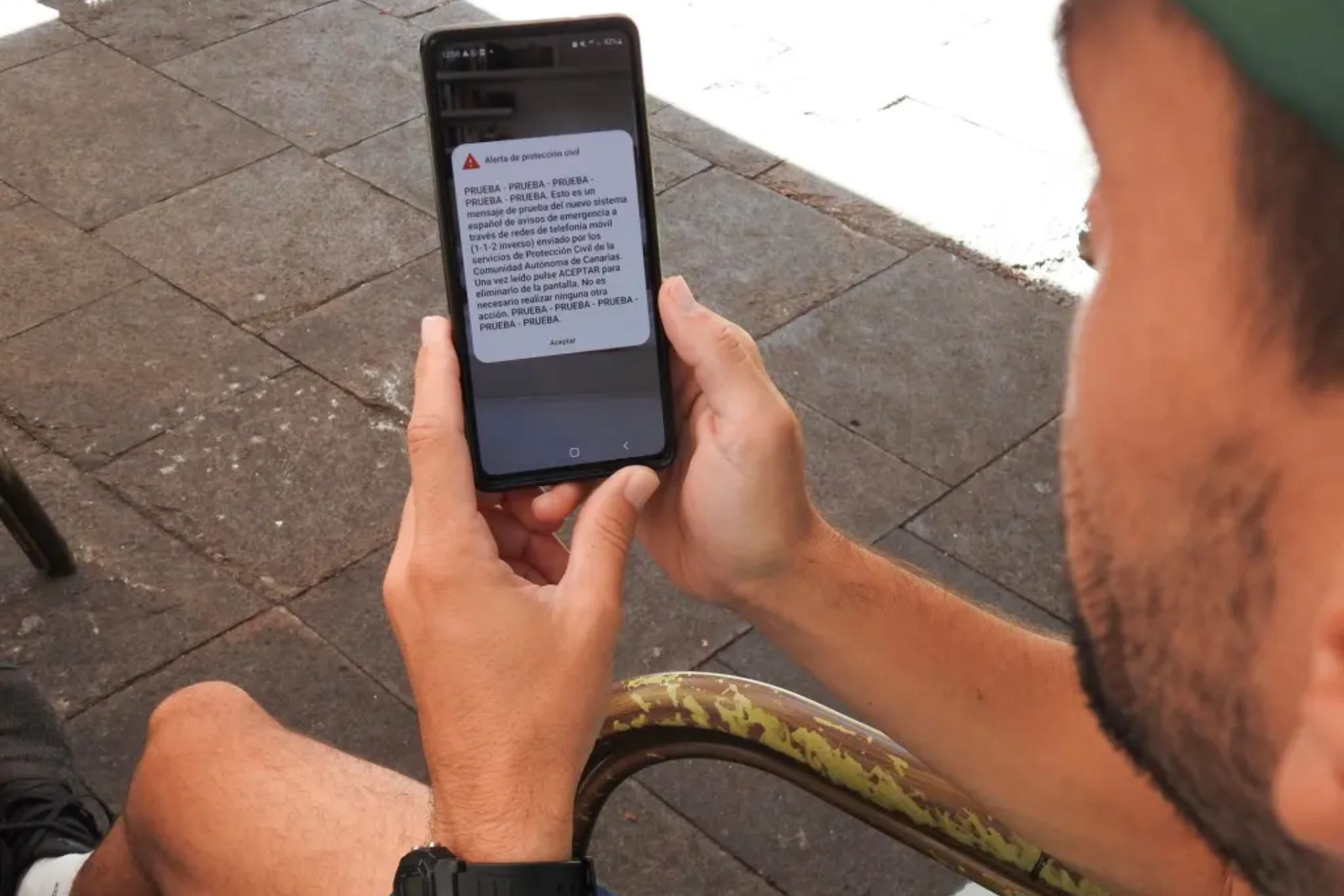 Movil en la mano de un usuario, imagen de archivo EFE
