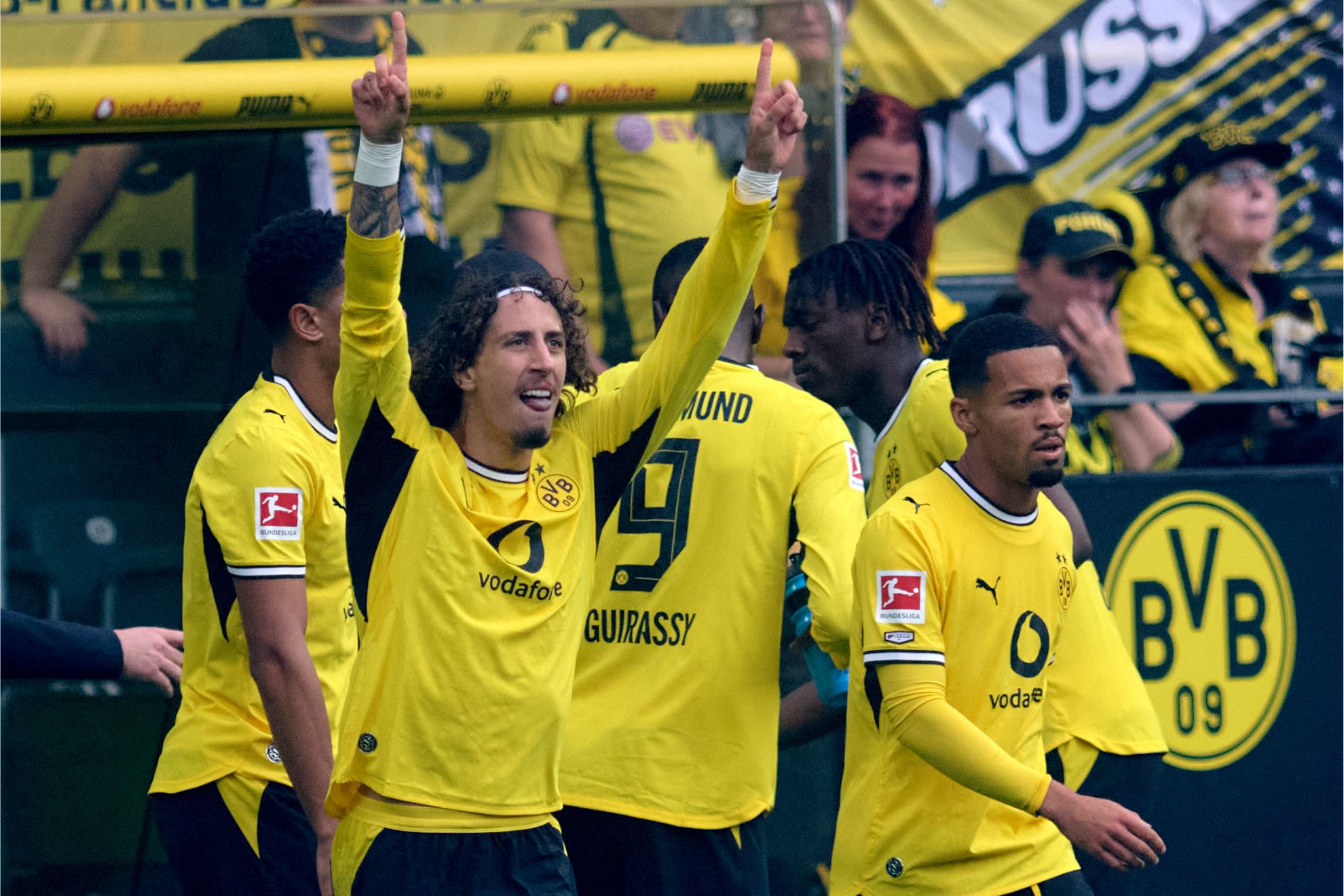 Fábio Silva celebra su gol contra el Paderborn