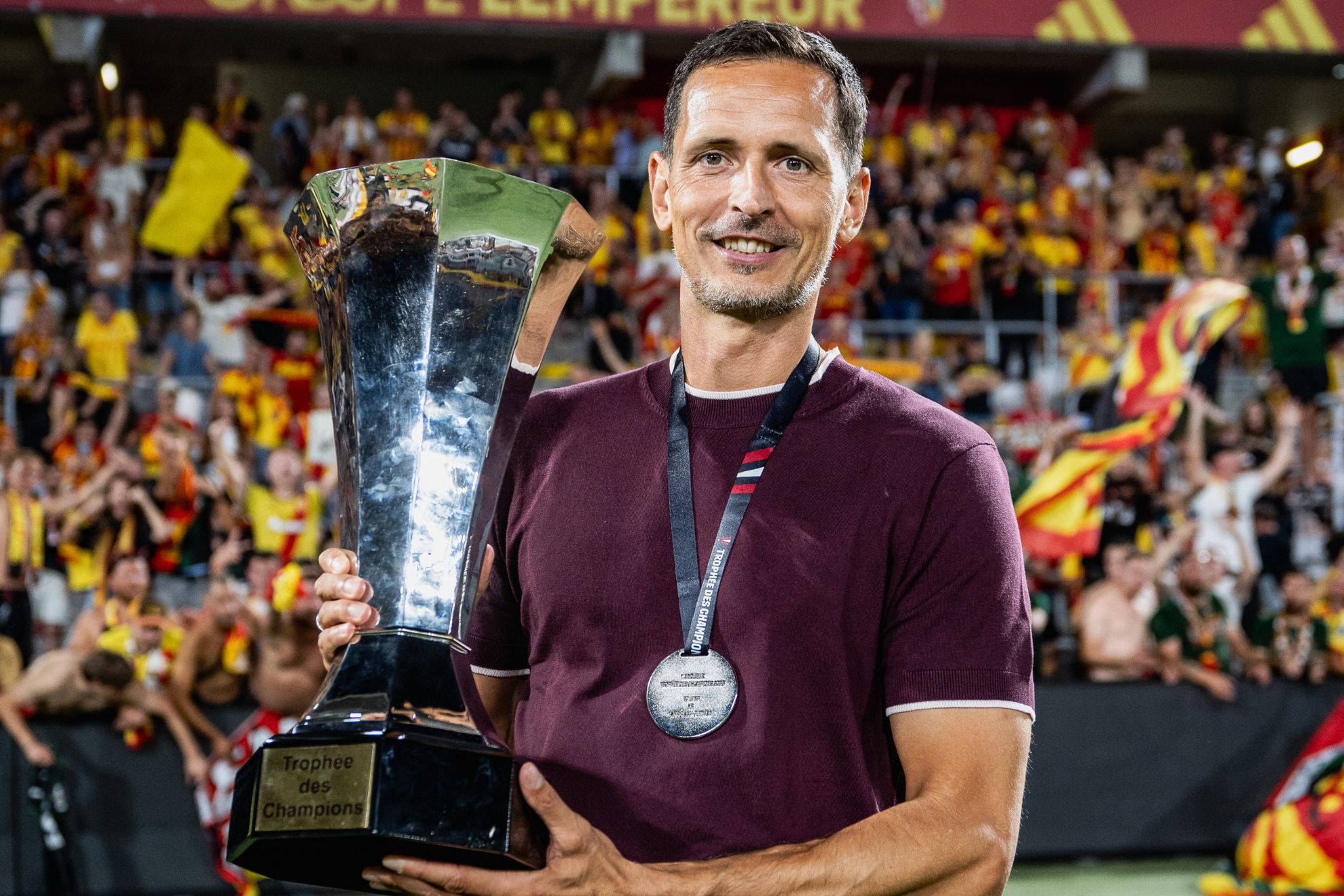 Dino Toppmöller posa con el título de la Supercopa de Francia @RCLens