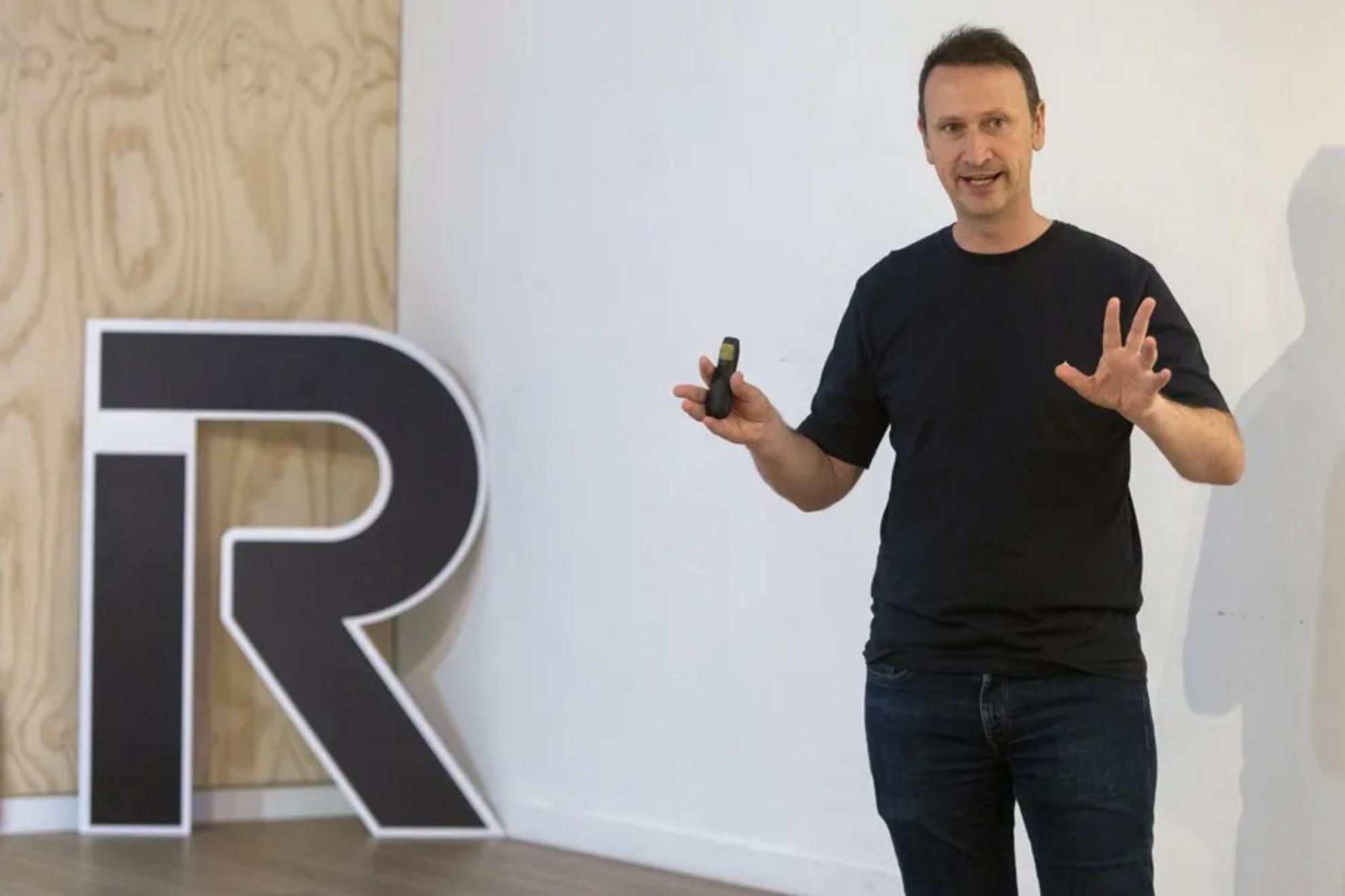 Revolut junto a Antoine Le Nel director de Crecimiento y Marketing EFE