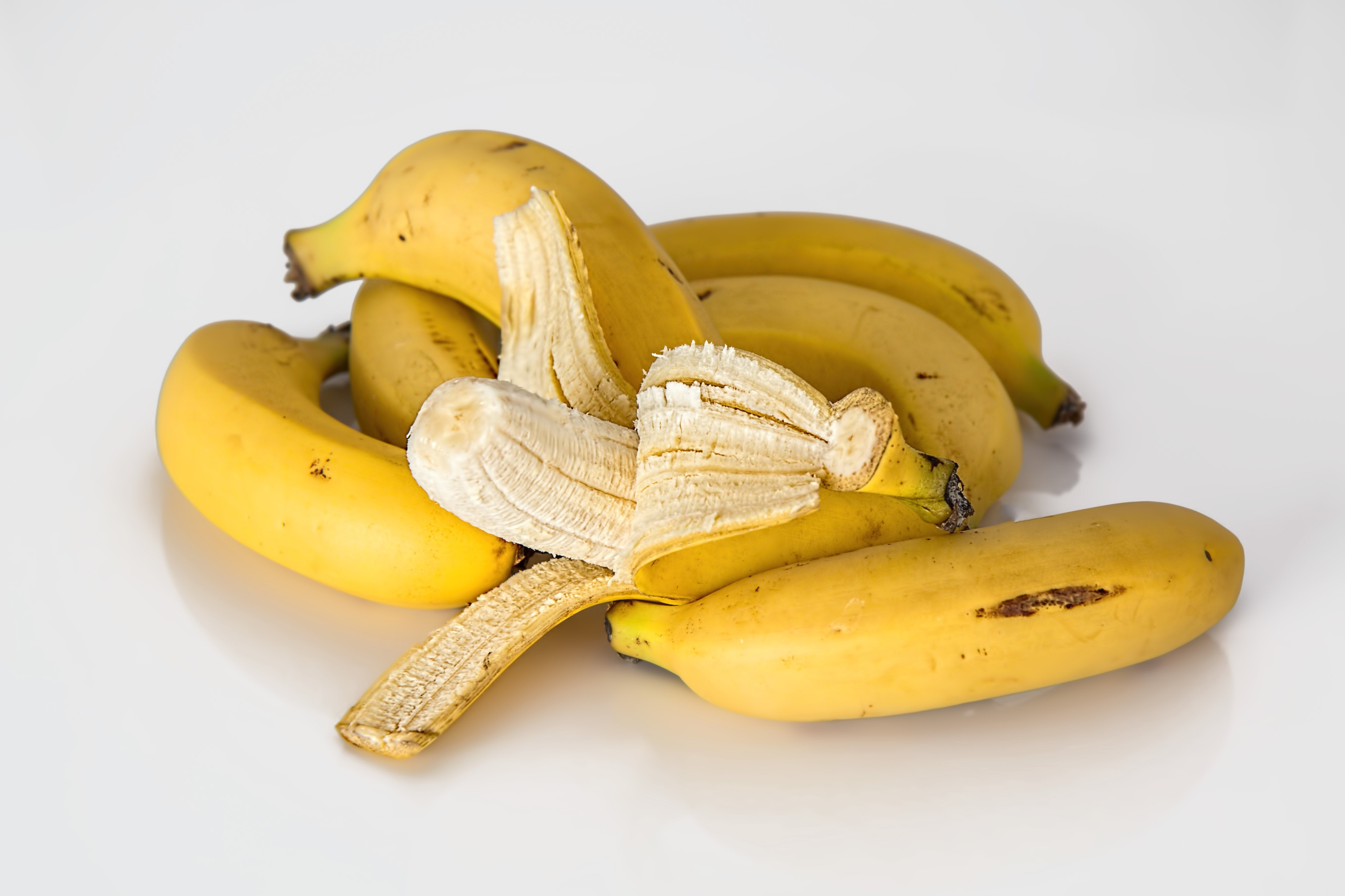 El plátano es considerada una fuente de potasio, pero no es la mejor